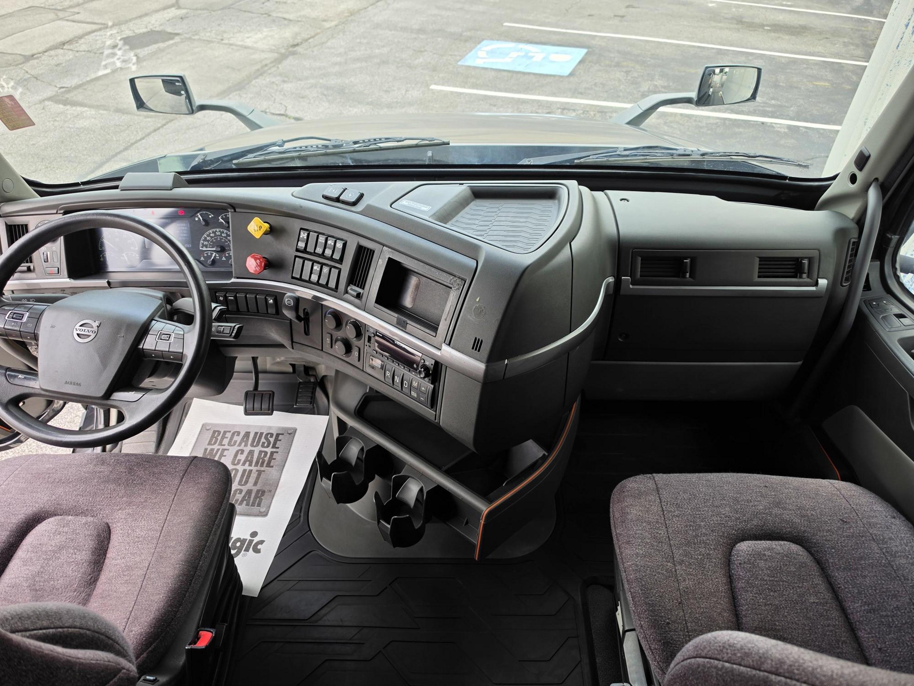 2022 Volvo VNL 760 in CAHOKIA, IL — photo 10