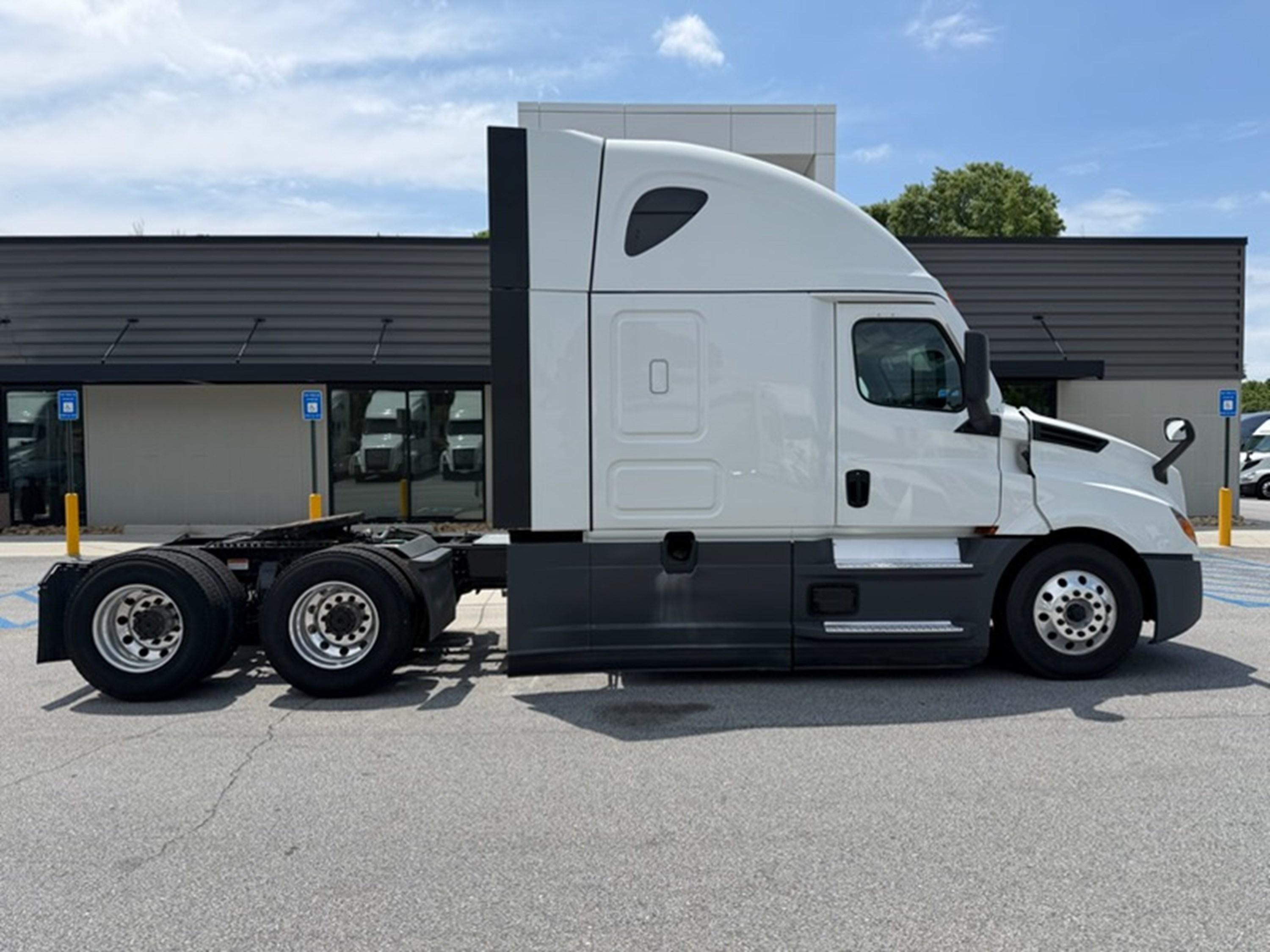2023 Freightliner Cascadia in GA — photo 2