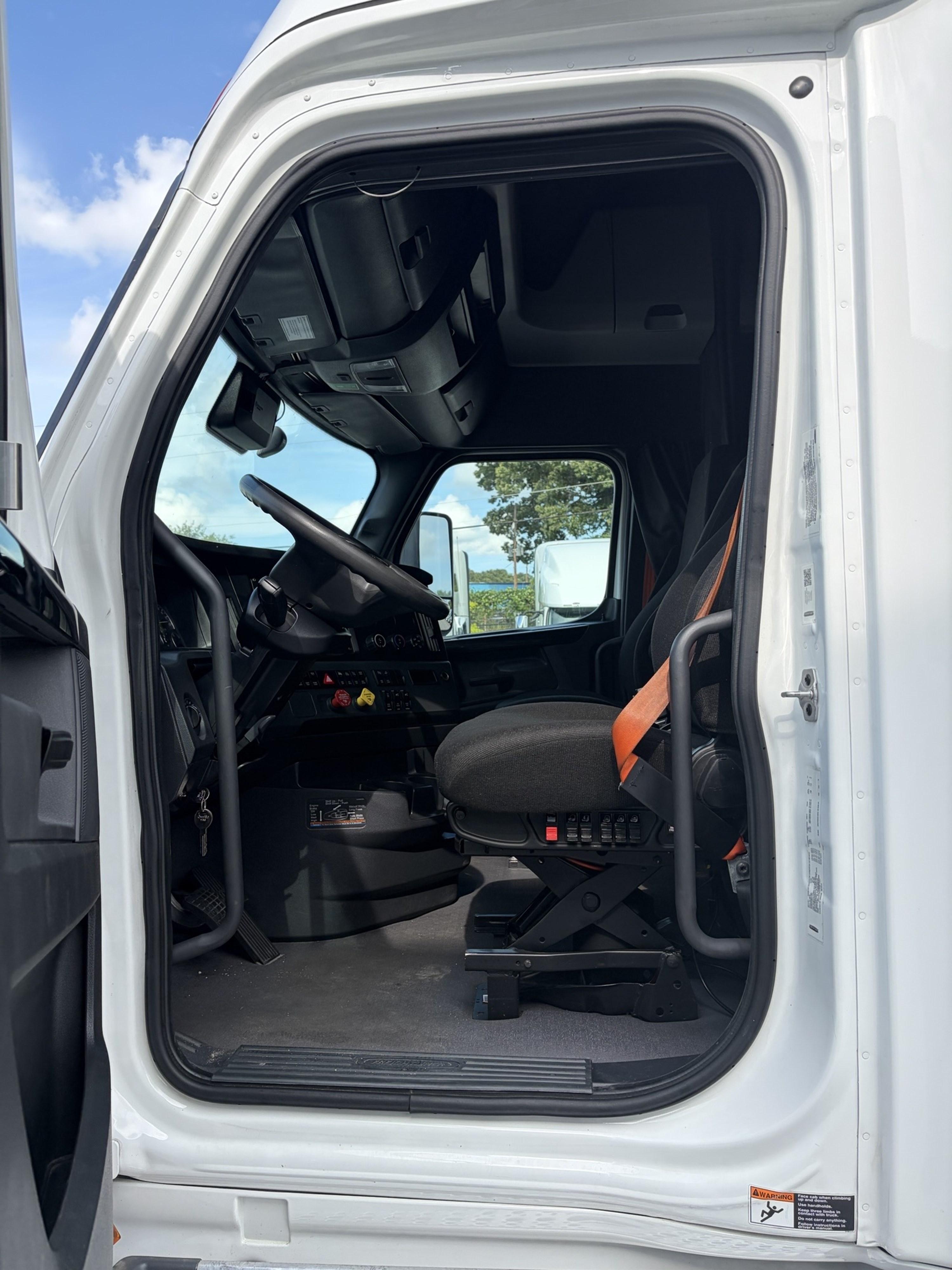 2023 Freightliner Cascadia in GA — photo 10
