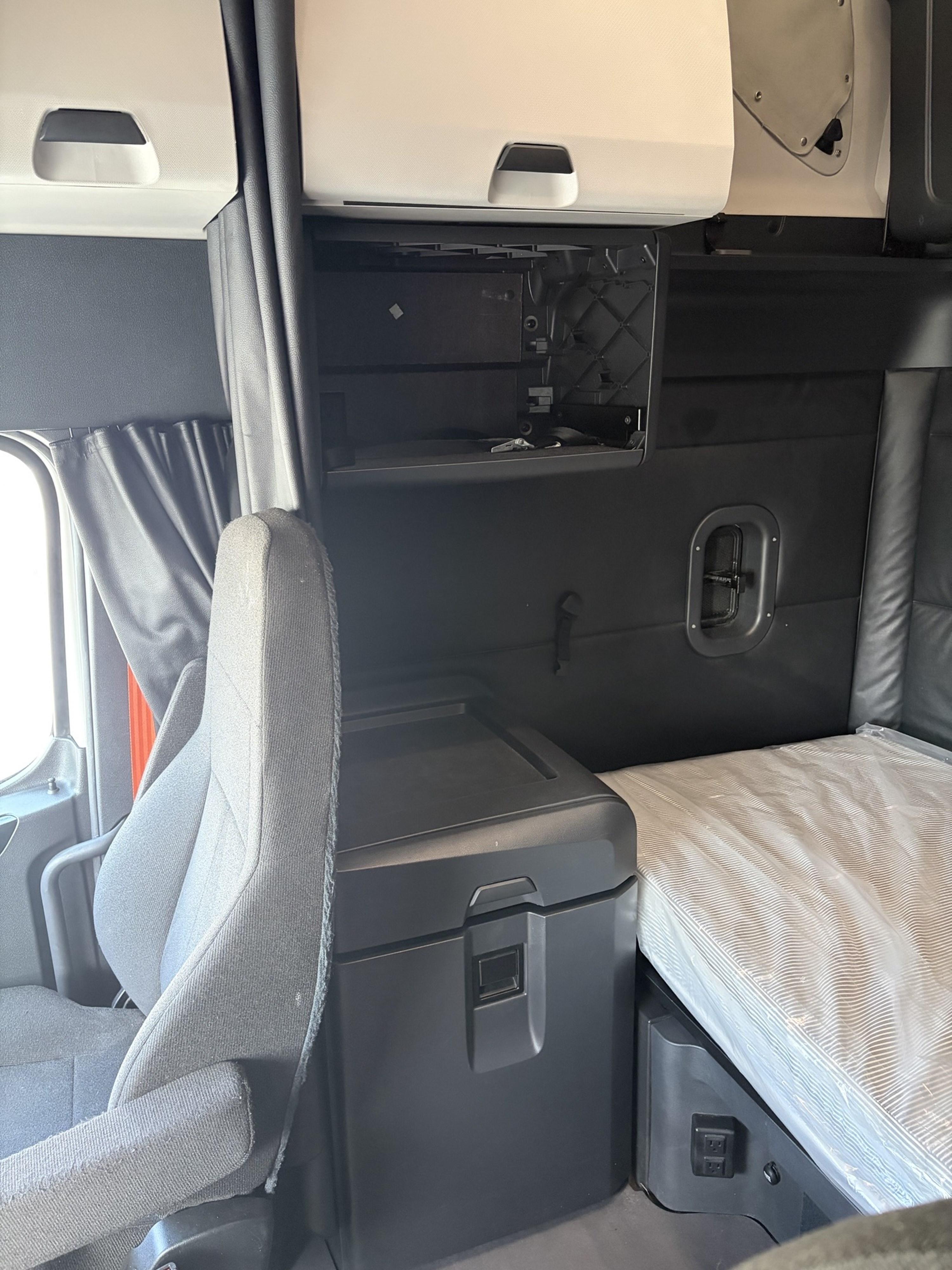 2023 Freightliner Cascadia in GA — photo 13