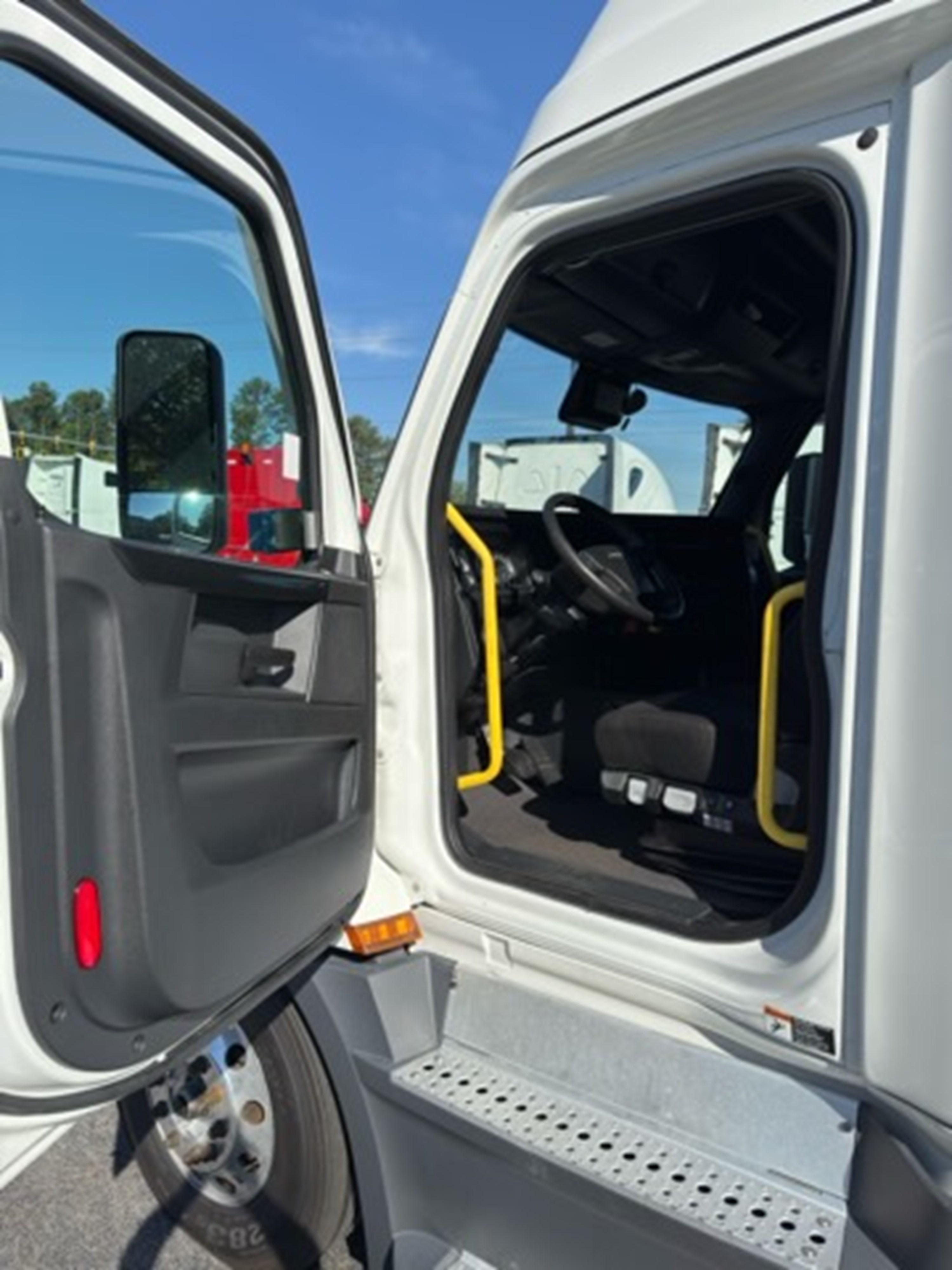 2024 Freightliner Cascadia in GUARDIAN ATLANTA — photo 9