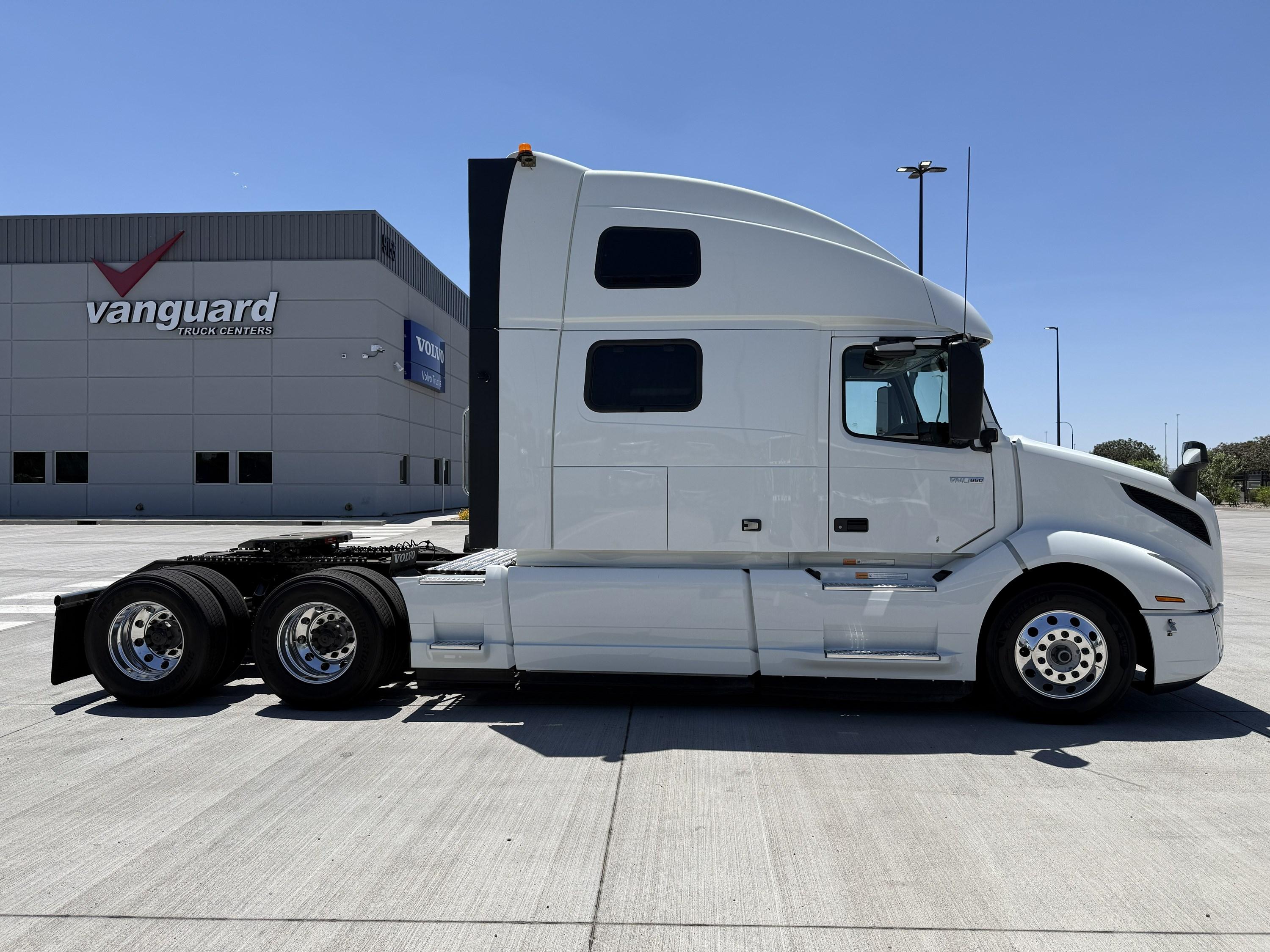 2024 Volvo VNL 860 in PHOENIX, AZ — photo 2