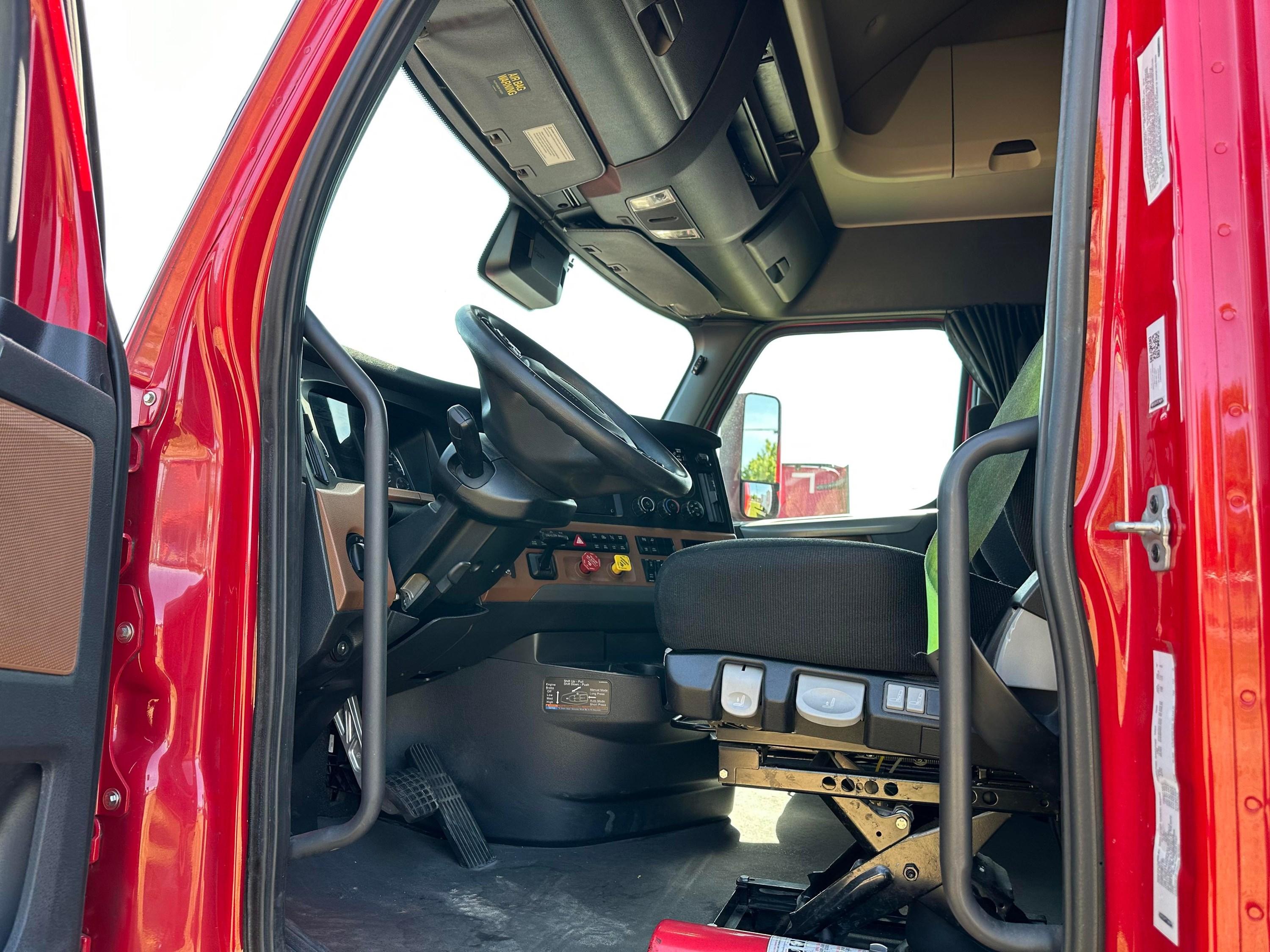 2023 Freightliner Cascadia in LA VERGNE — photo 6