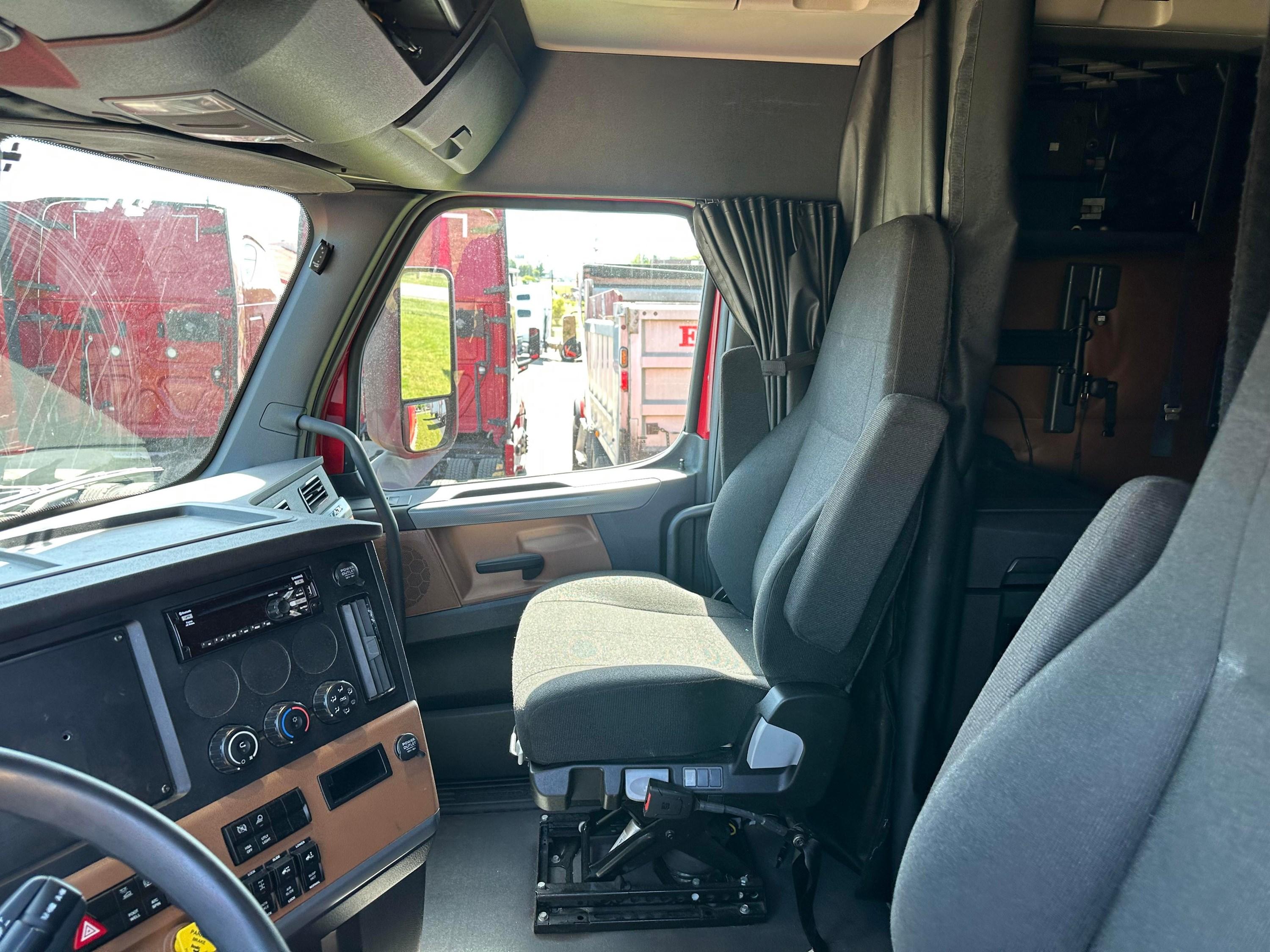 2023 Freightliner Cascadia in LA VERGNE — photo 8