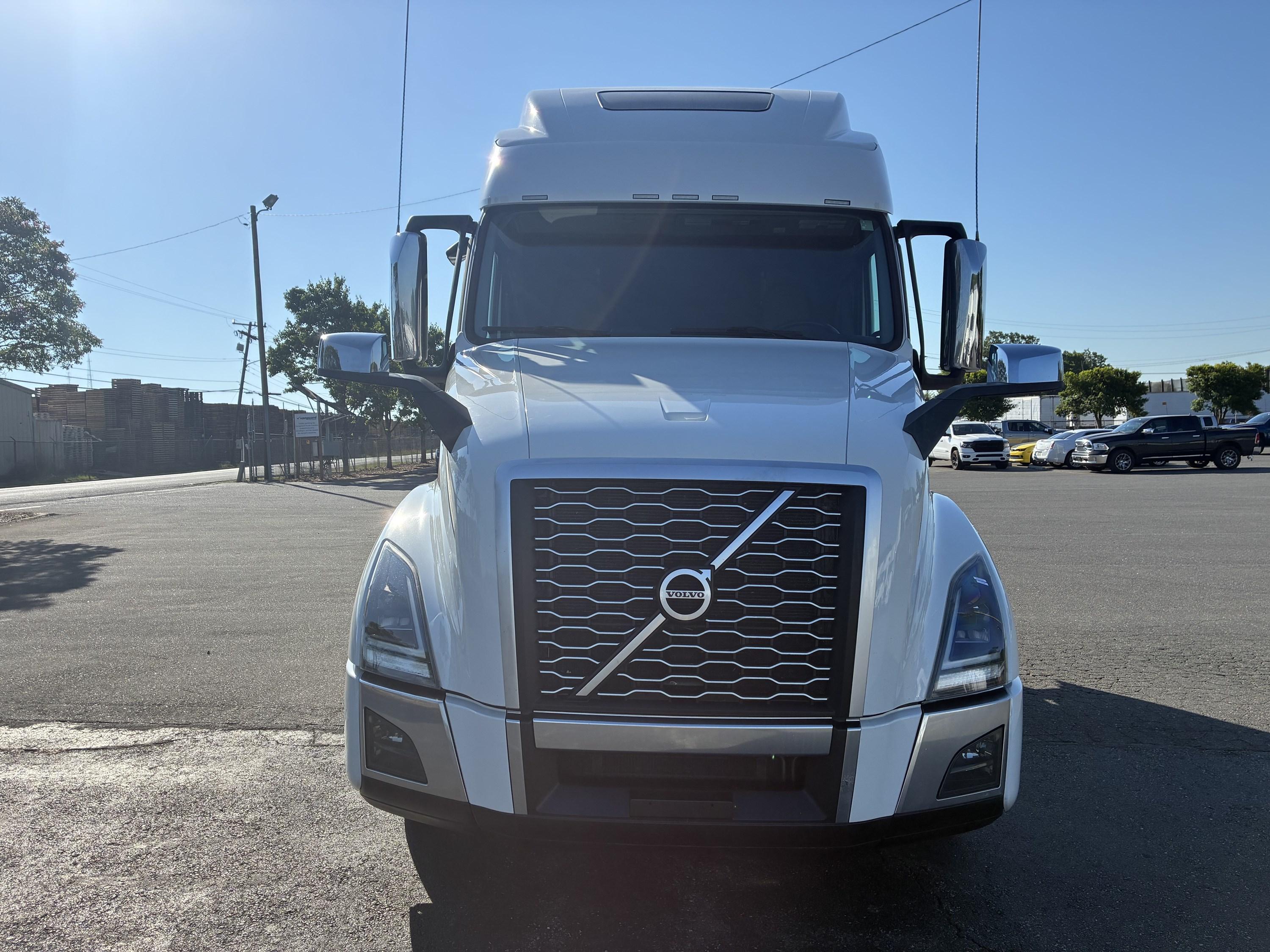 2024 Volvo VNL 860 in CHARLOTTE, NC — photo 2