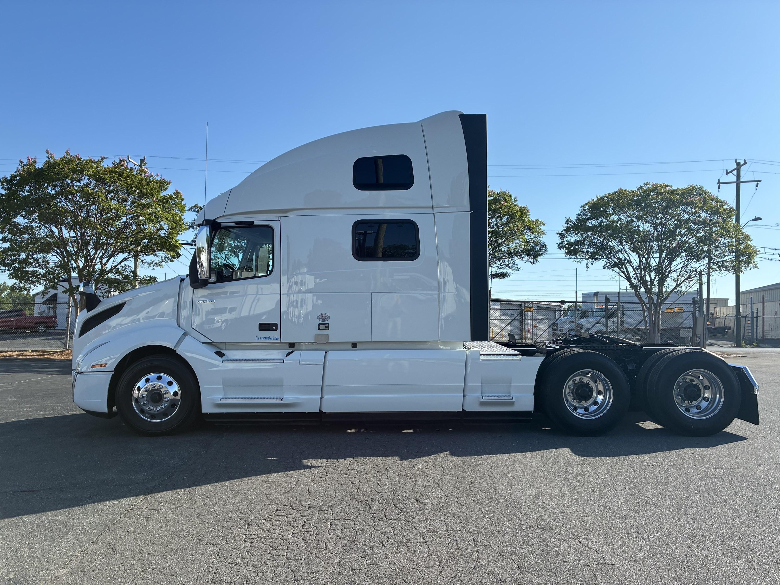 2024 Volvo VNL 860 in CHARLOTTE, NC — photo 3