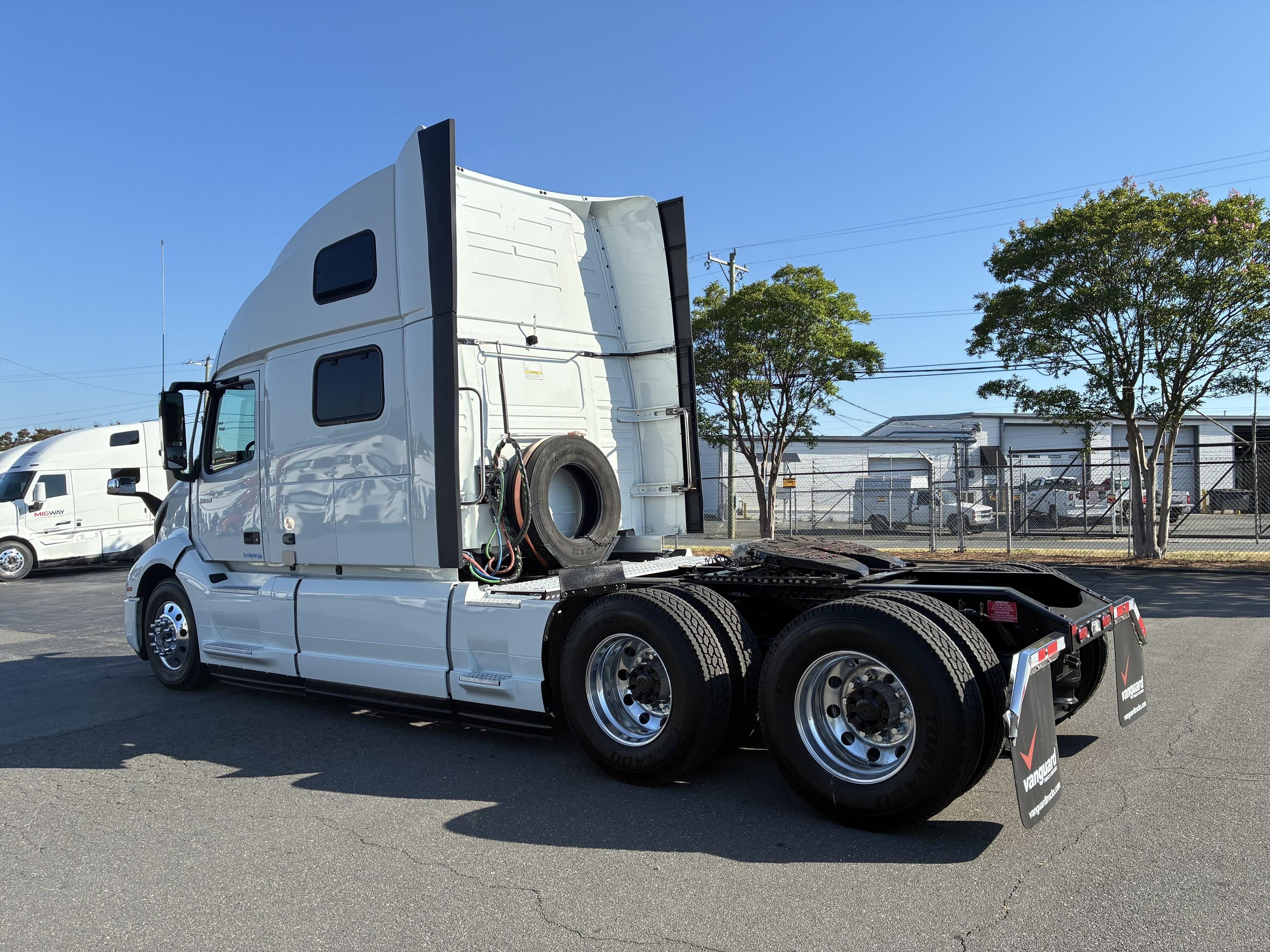 2024 Volvo VNL 860 in CHARLOTTE, NC — photo 4