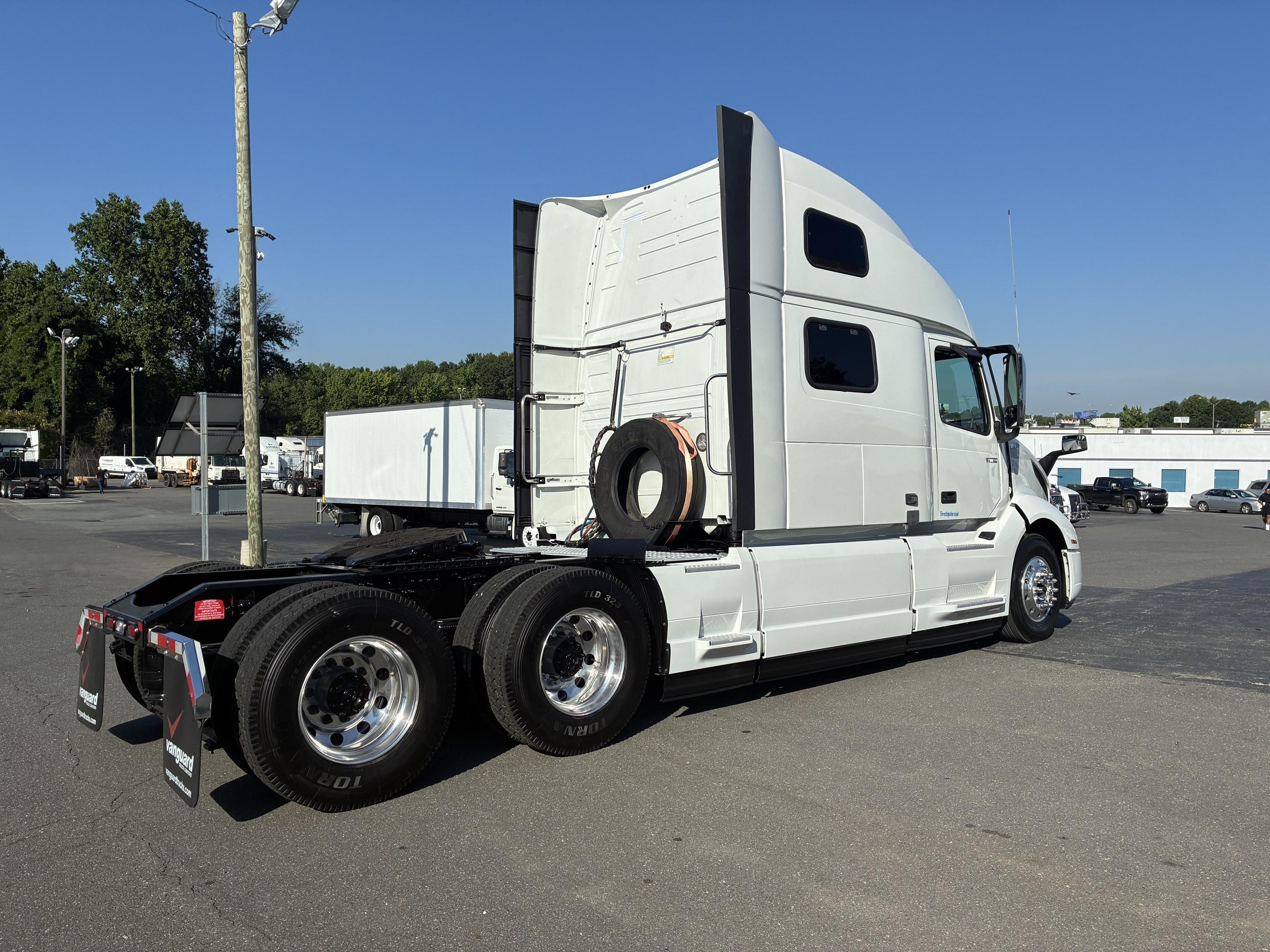2024 Volvo VNL 860 in CHARLOTTE, NC — photo 7