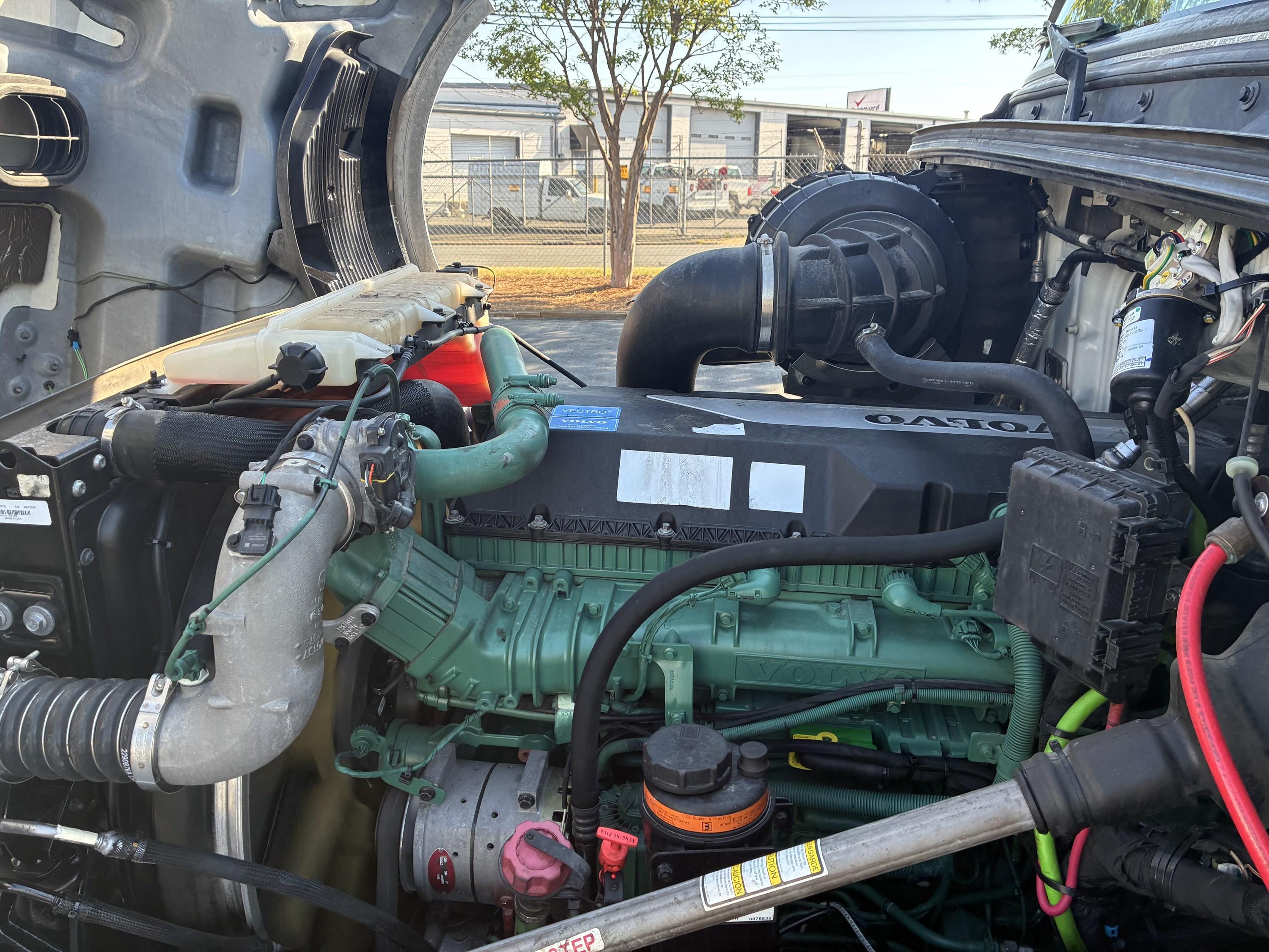 2024 Volvo VNL 860 in CHARLOTTE, NC — photo 12