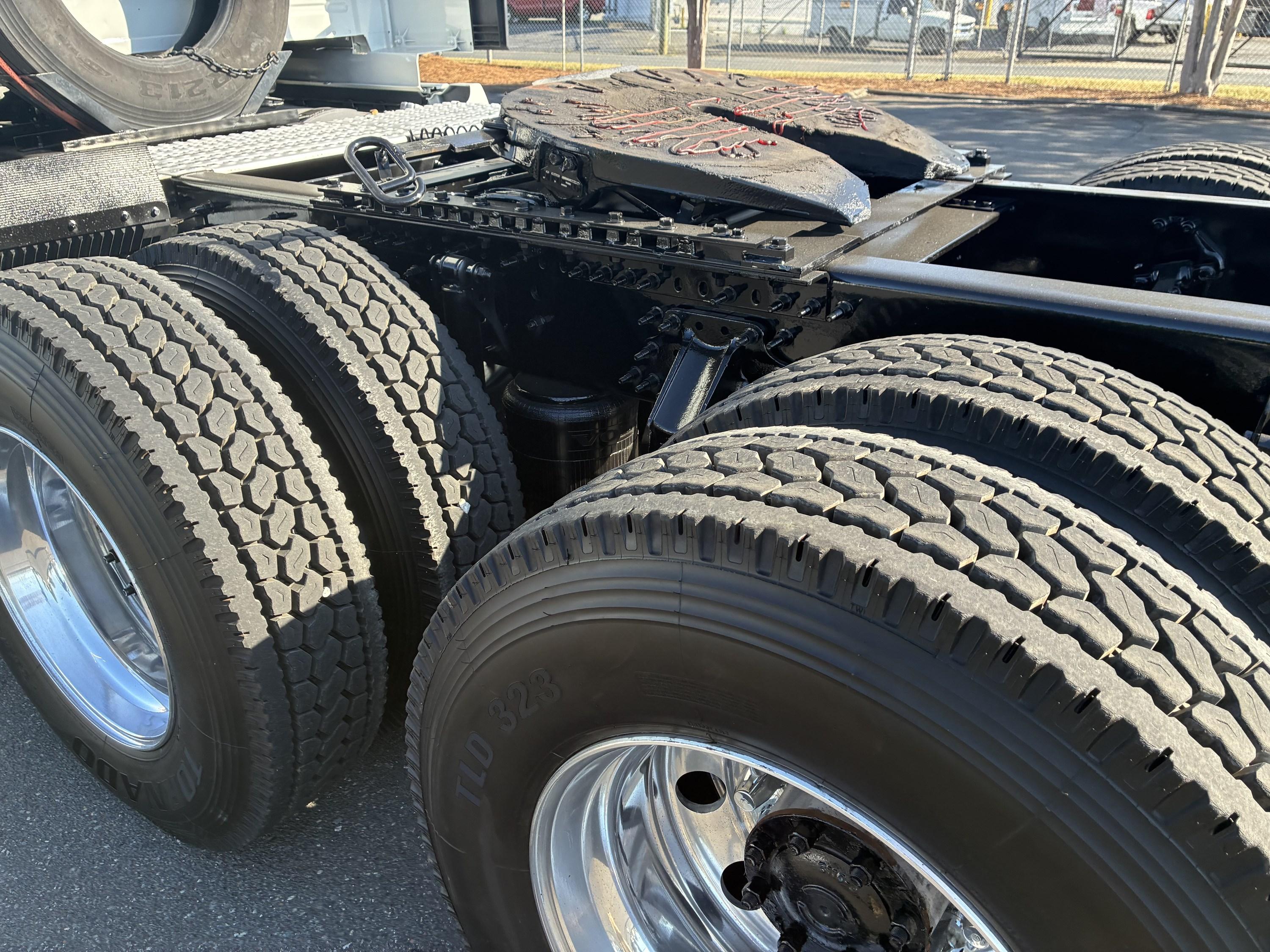 2024 Volvo VNL 860 in CHARLOTTE, NC — photo 13