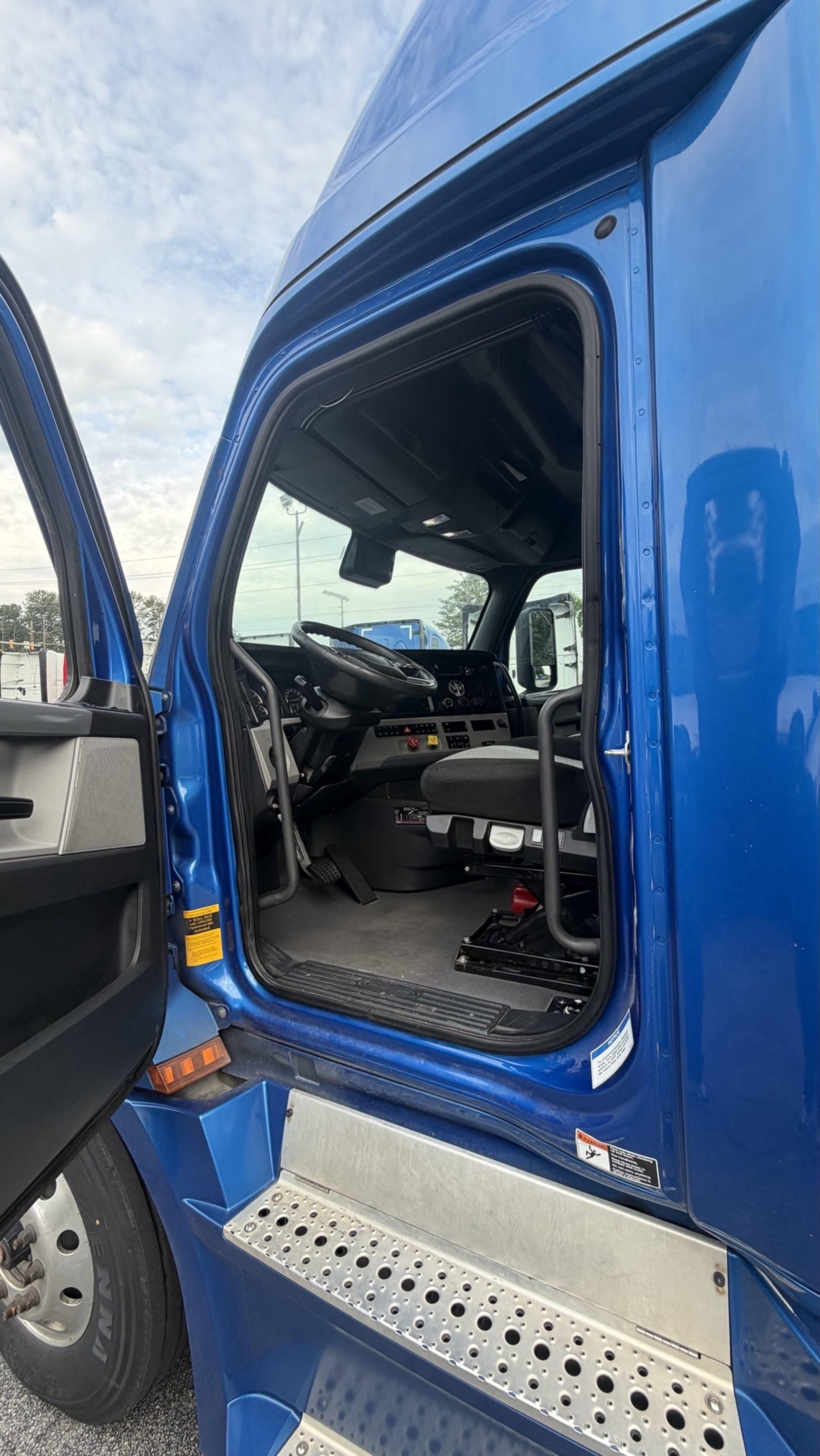 2021 Freightliner Cascadia in GUARDIAN ATLANTA — photo 9