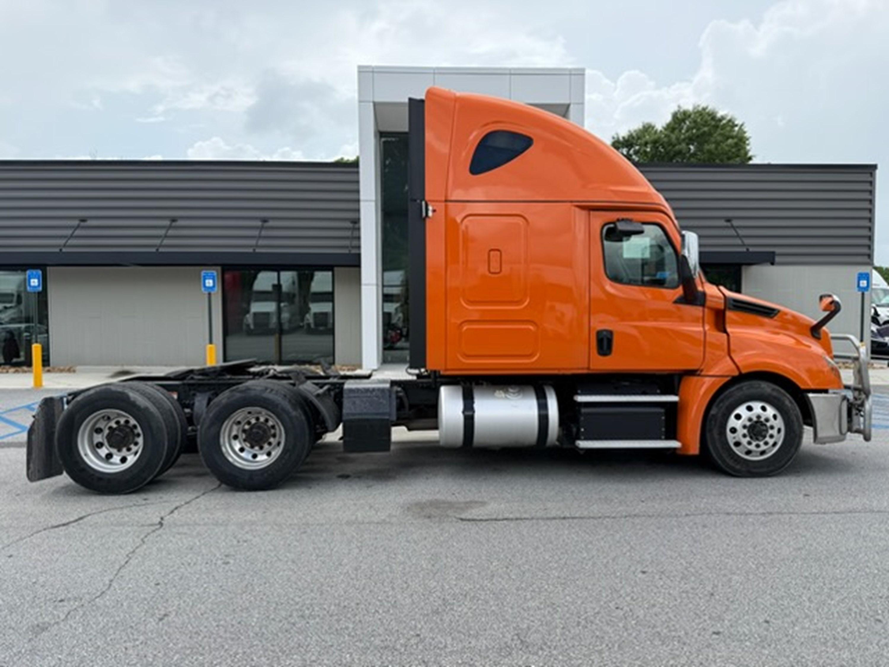 2019 Freightliner Cascadia — photo 2