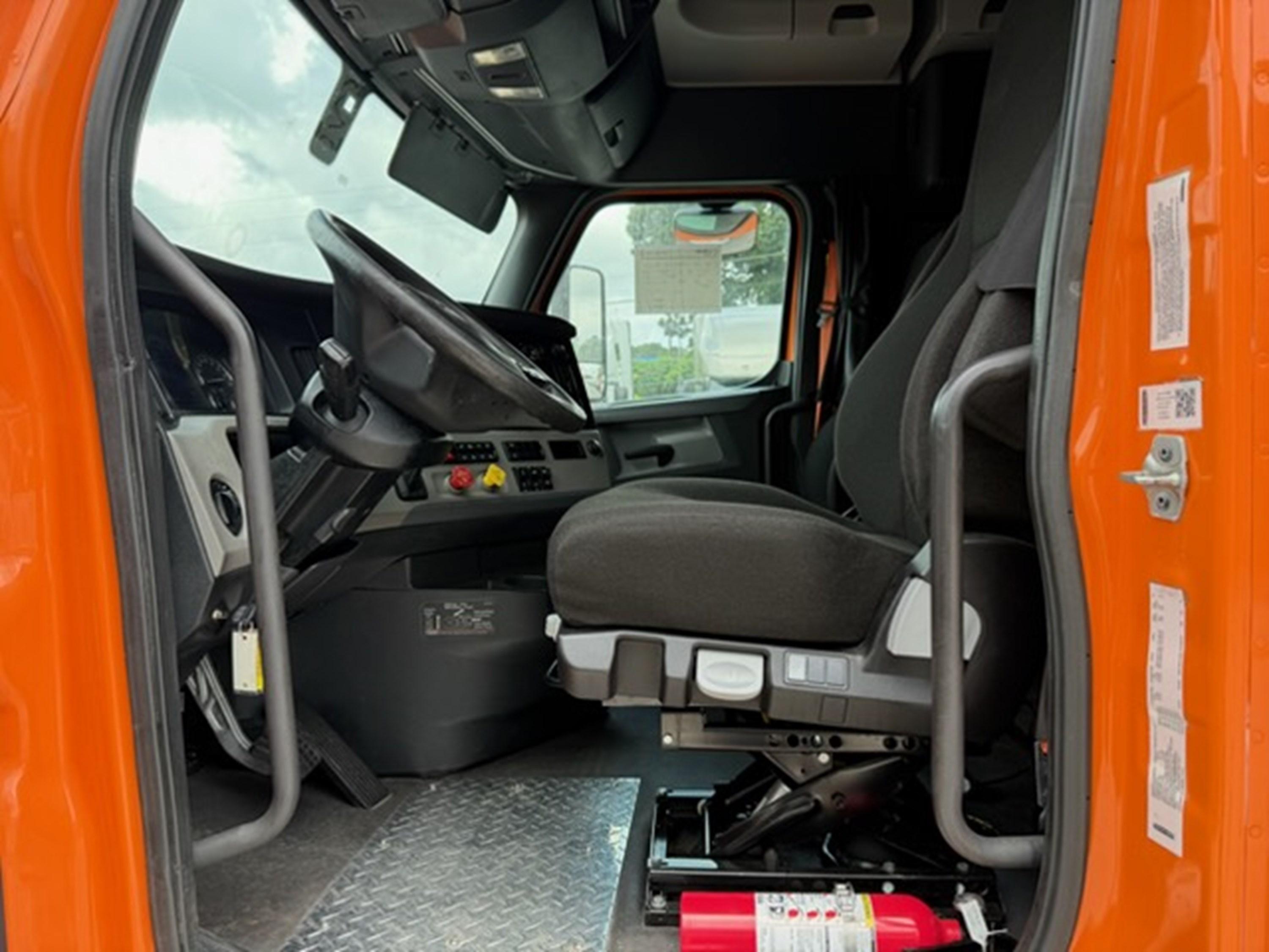 2019 Freightliner Cascadia — photo 7