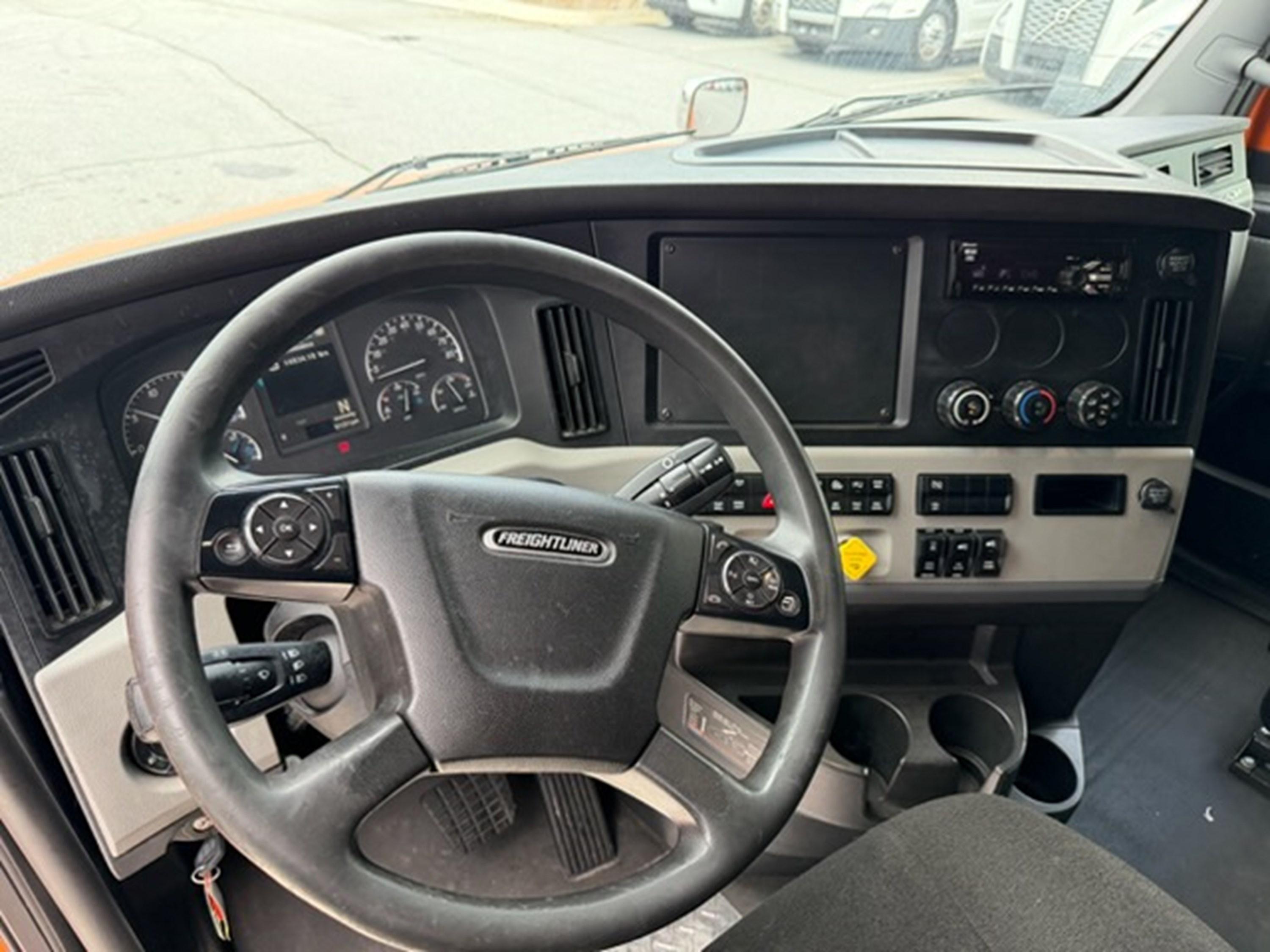 2019 Freightliner Cascadia — photo 8
