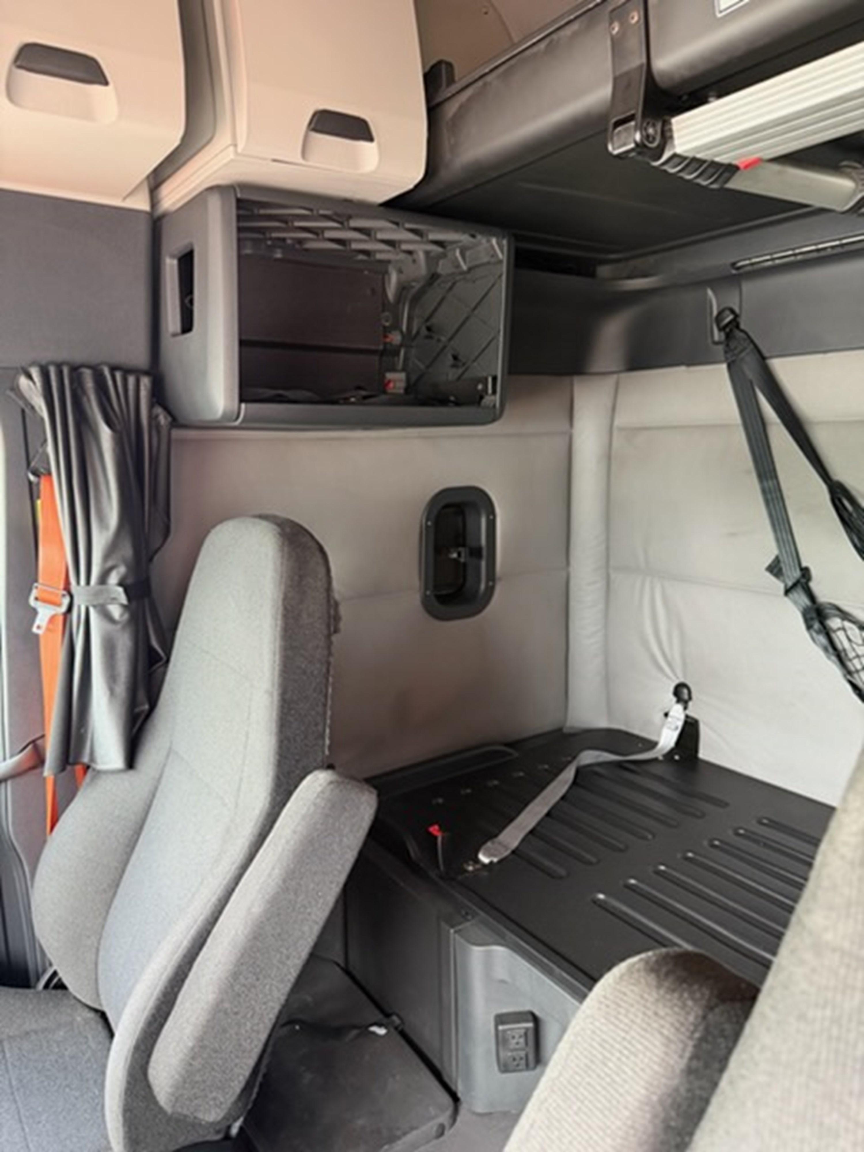 2019 Freightliner Cascadia — photo 10