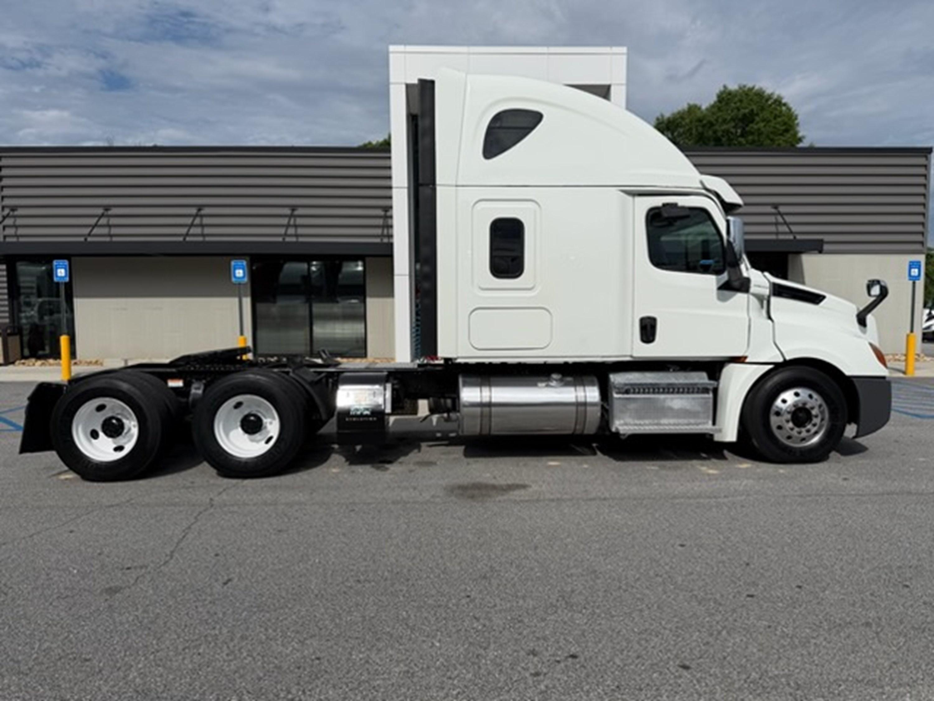 2019 Freightliner Cascadia — photo 2