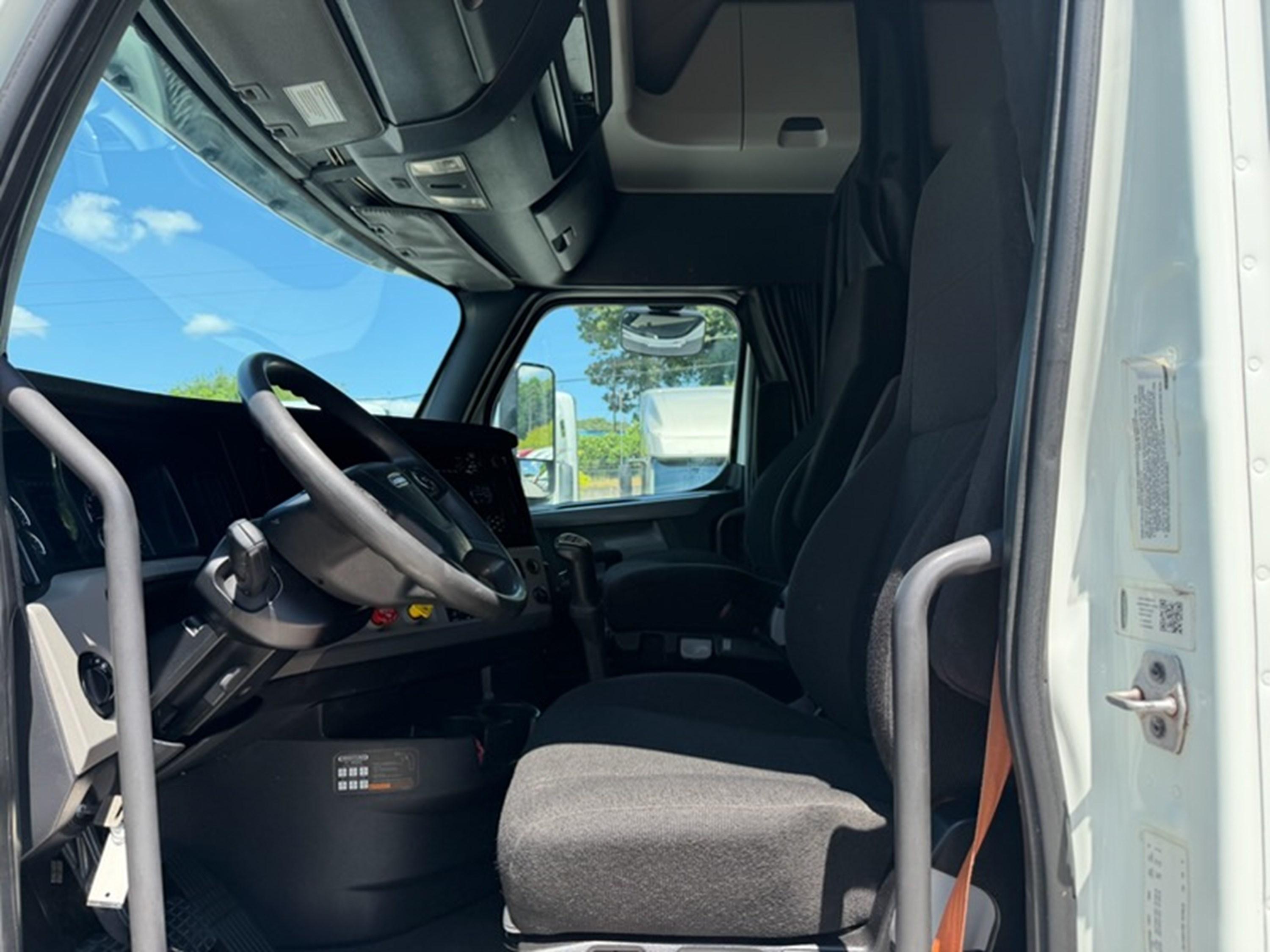 2019 Freightliner Cascadia — photo 7