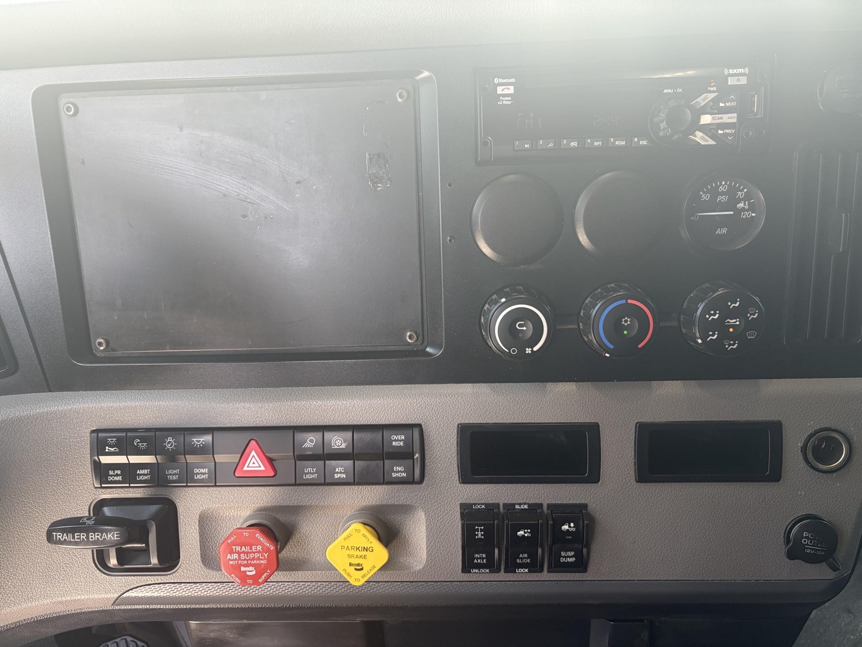 2019 Freightliner Cascadia — photo 8