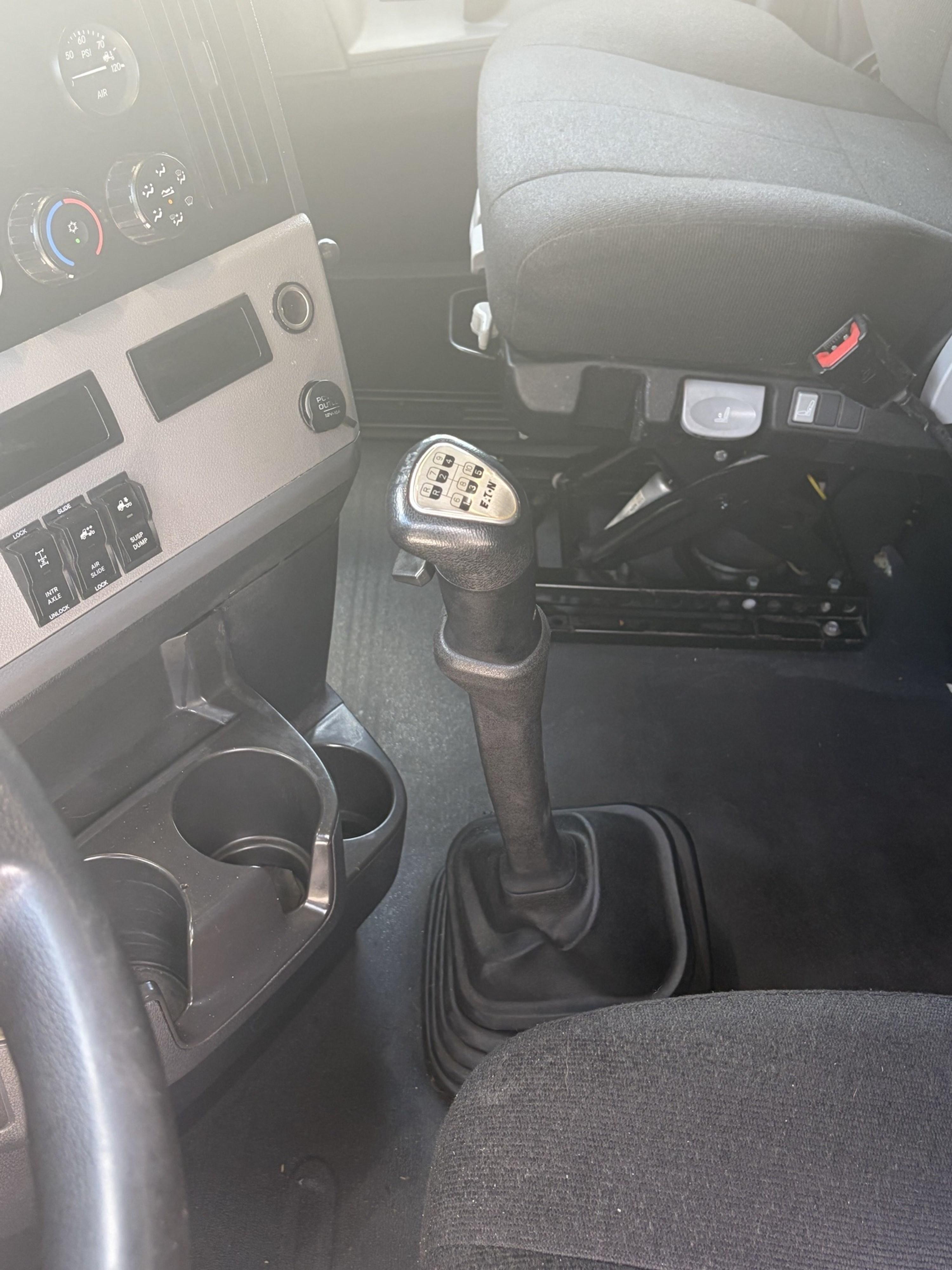 2019 Freightliner Cascadia — photo 11