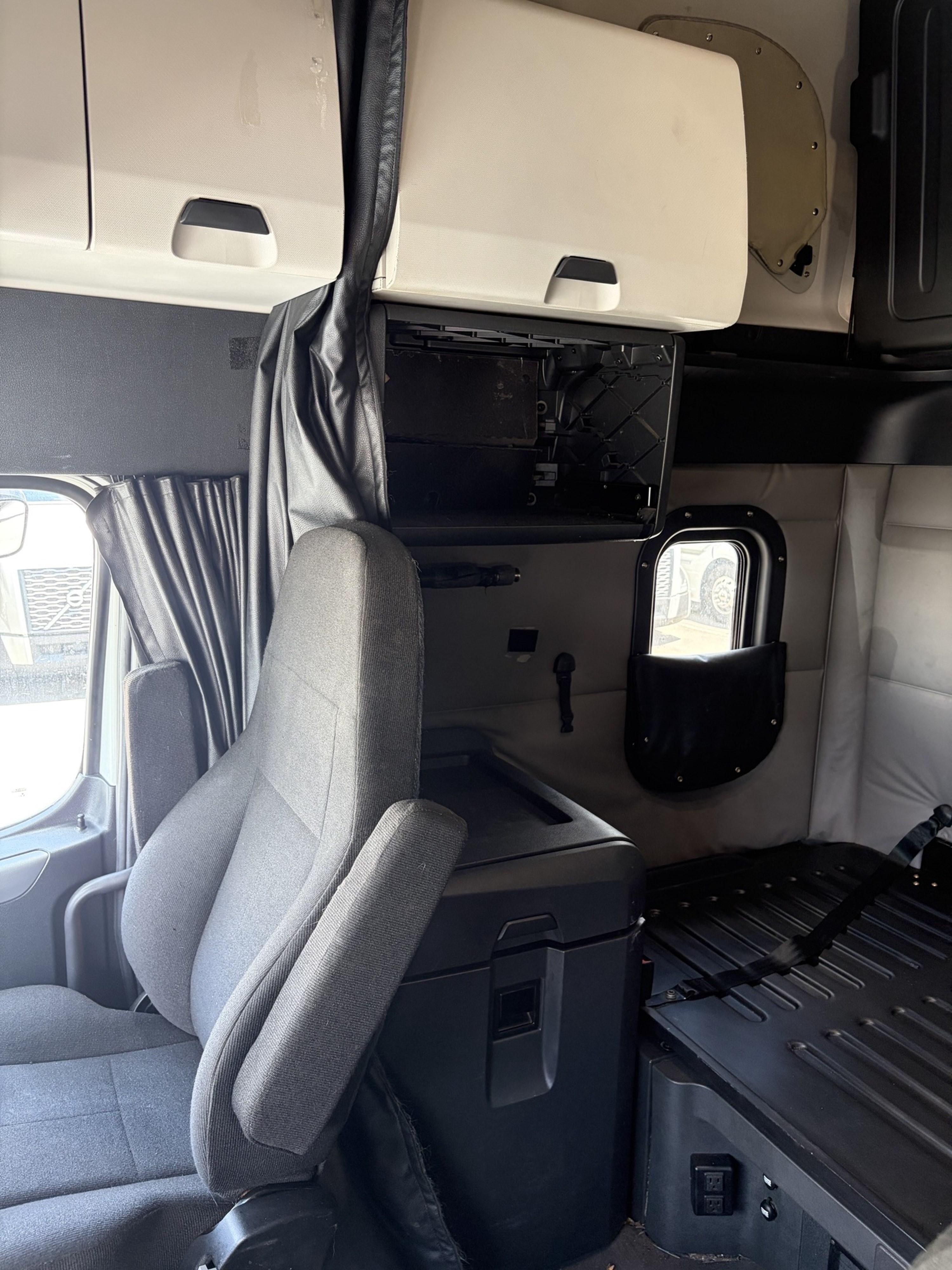 2019 Freightliner Cascadia — photo 12