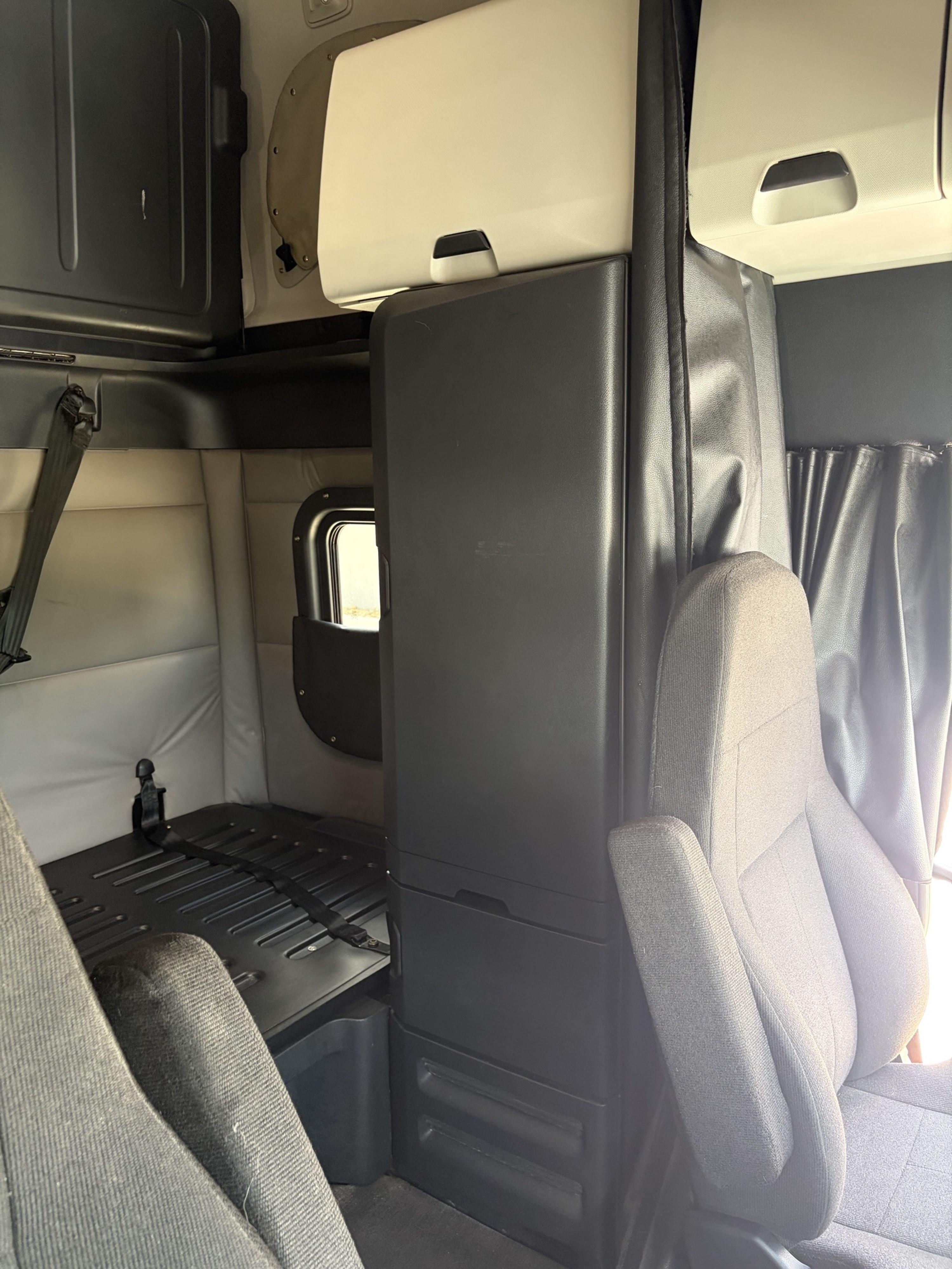 2019 Freightliner Cascadia — photo 13