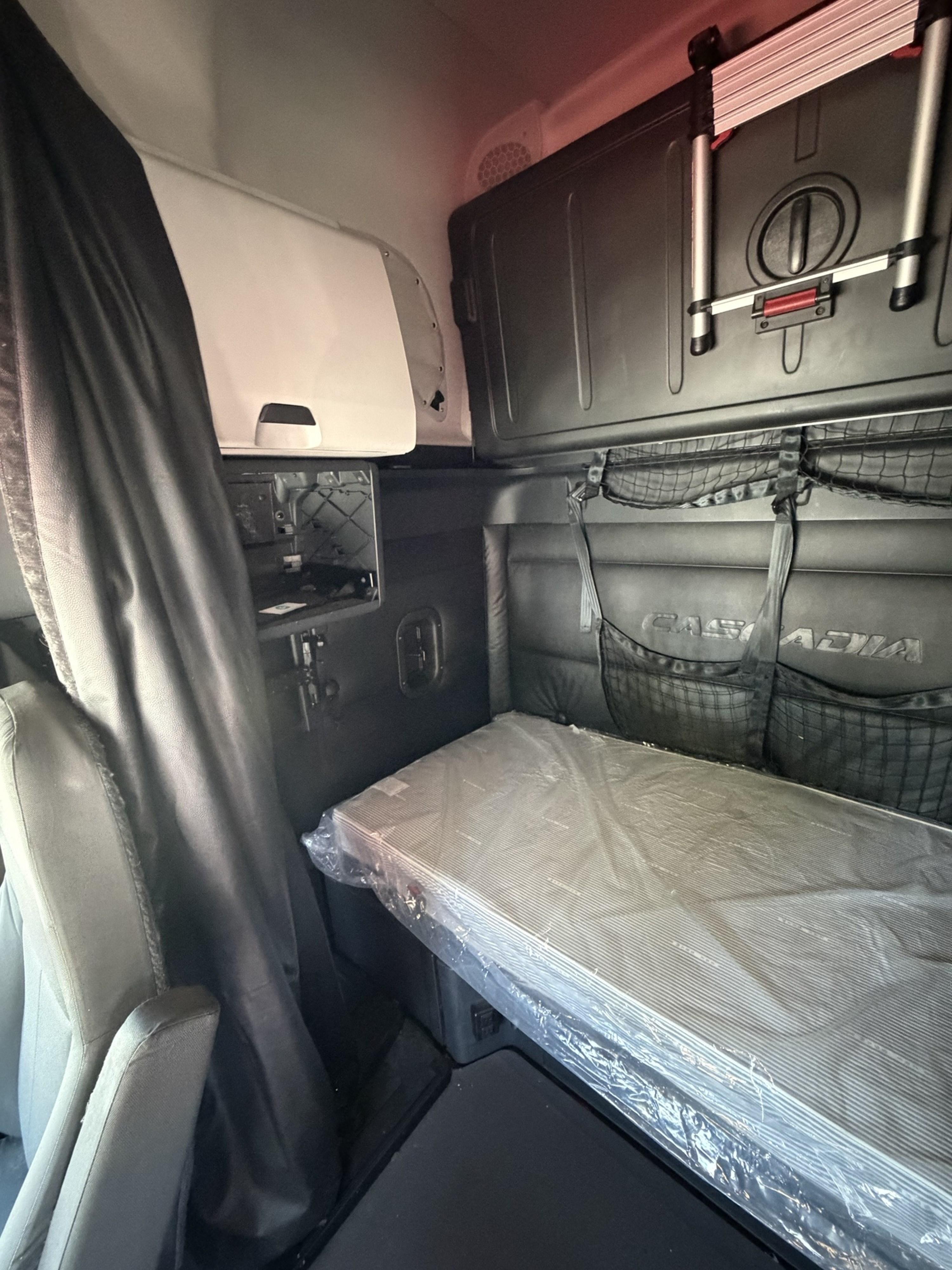 2023 Freightliner Cascadia in GUARDIAN ATLANTA — photo 8