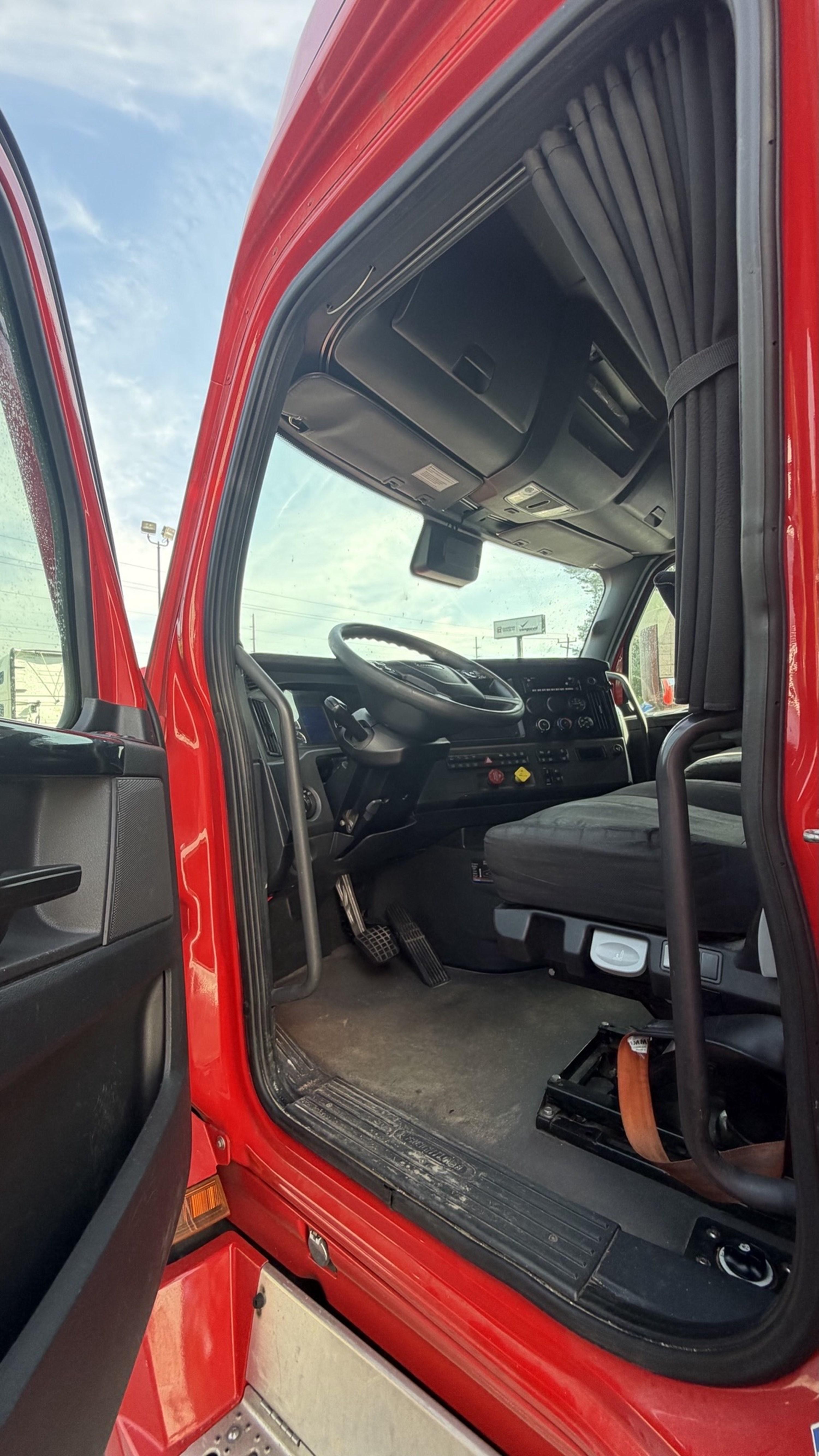 2023 Freightliner Cascadia in GUARDIAN ATLANTA — photo 6