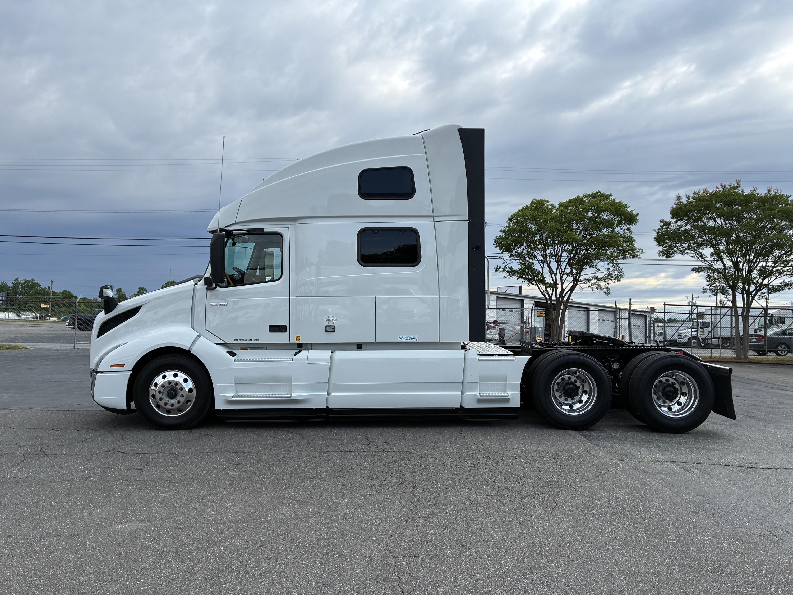 2025 Volvo VNL 860 in CHARLOTTE, NC — photo 2