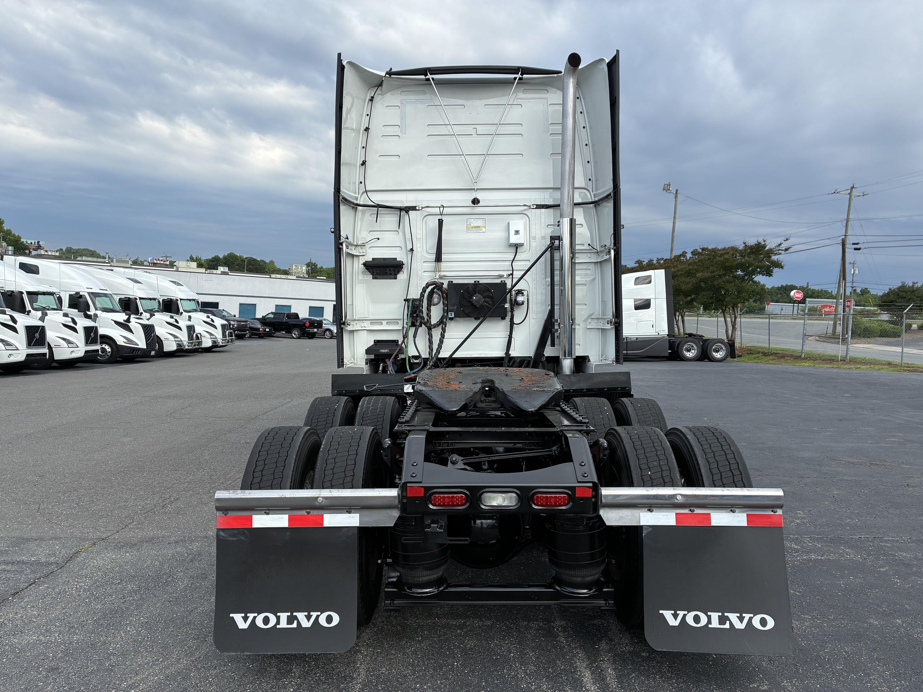 2025 Volvo VNL 860 in CHARLOTTE, NC — photo 3