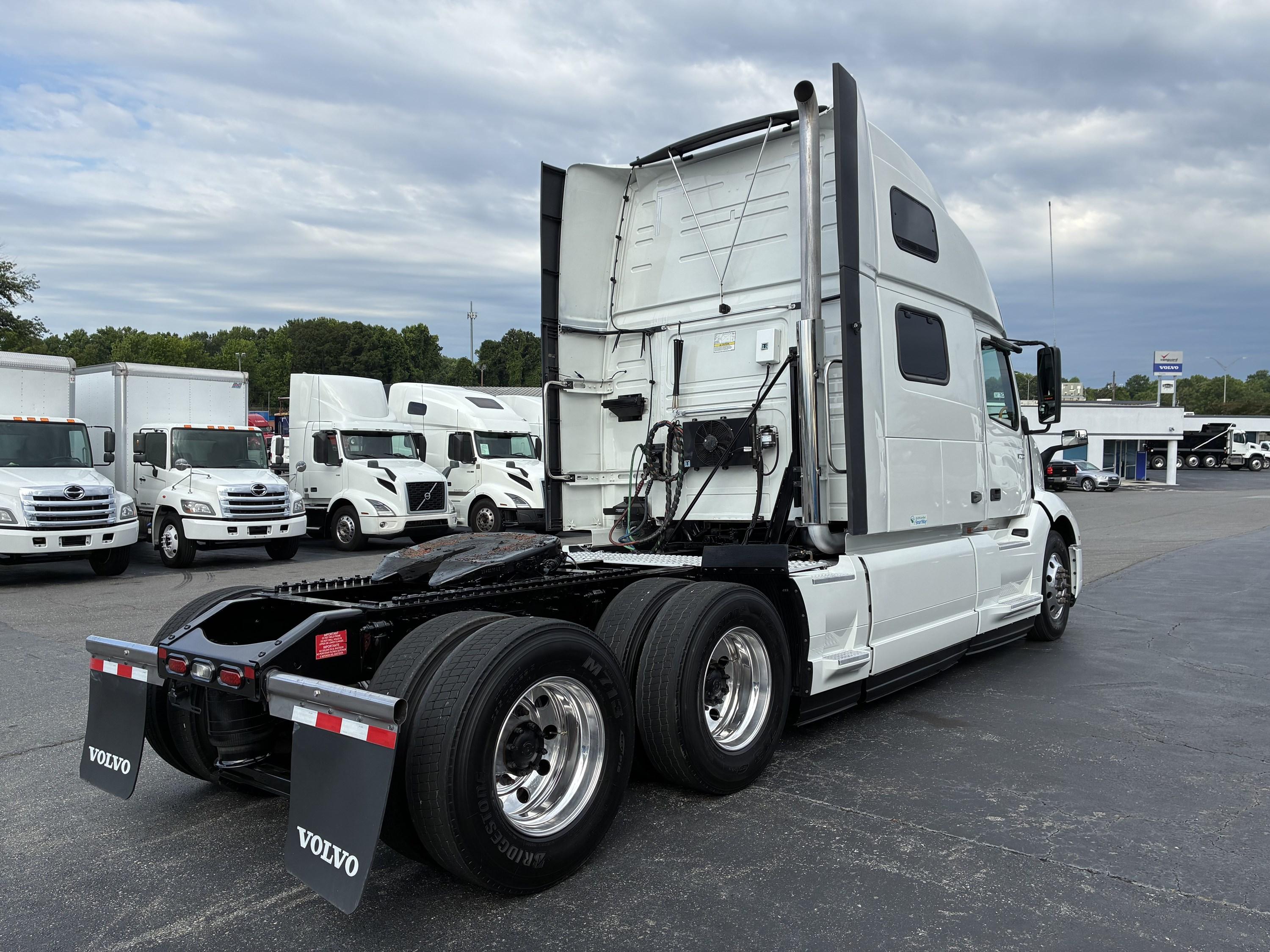 2025 Volvo VNL 860 in CHARLOTTE, NC — photo 4