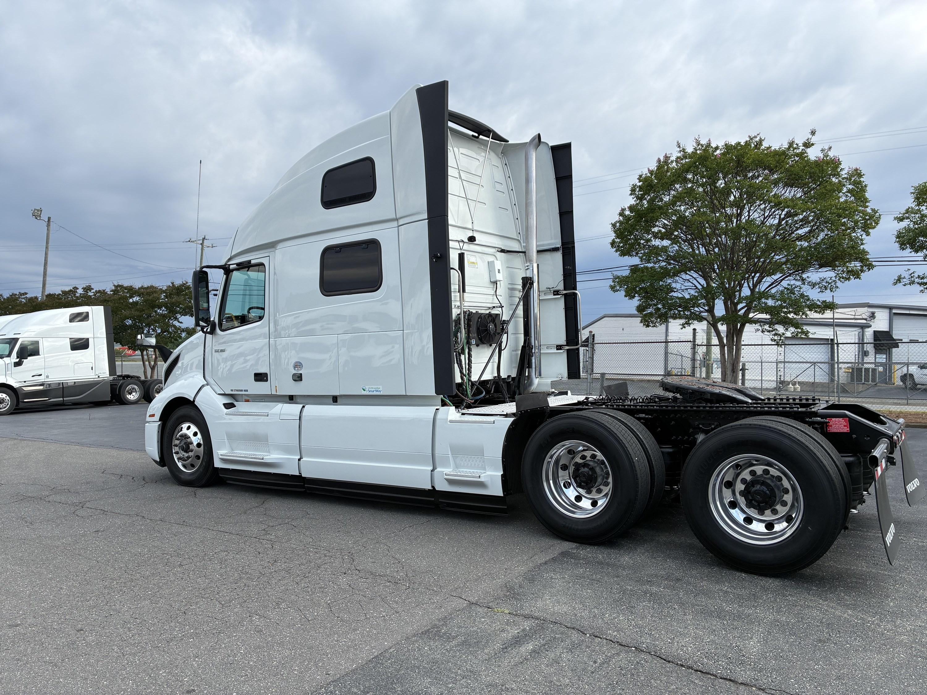 2025 Volvo VNL 860 in CHARLOTTE, NC — photo 5