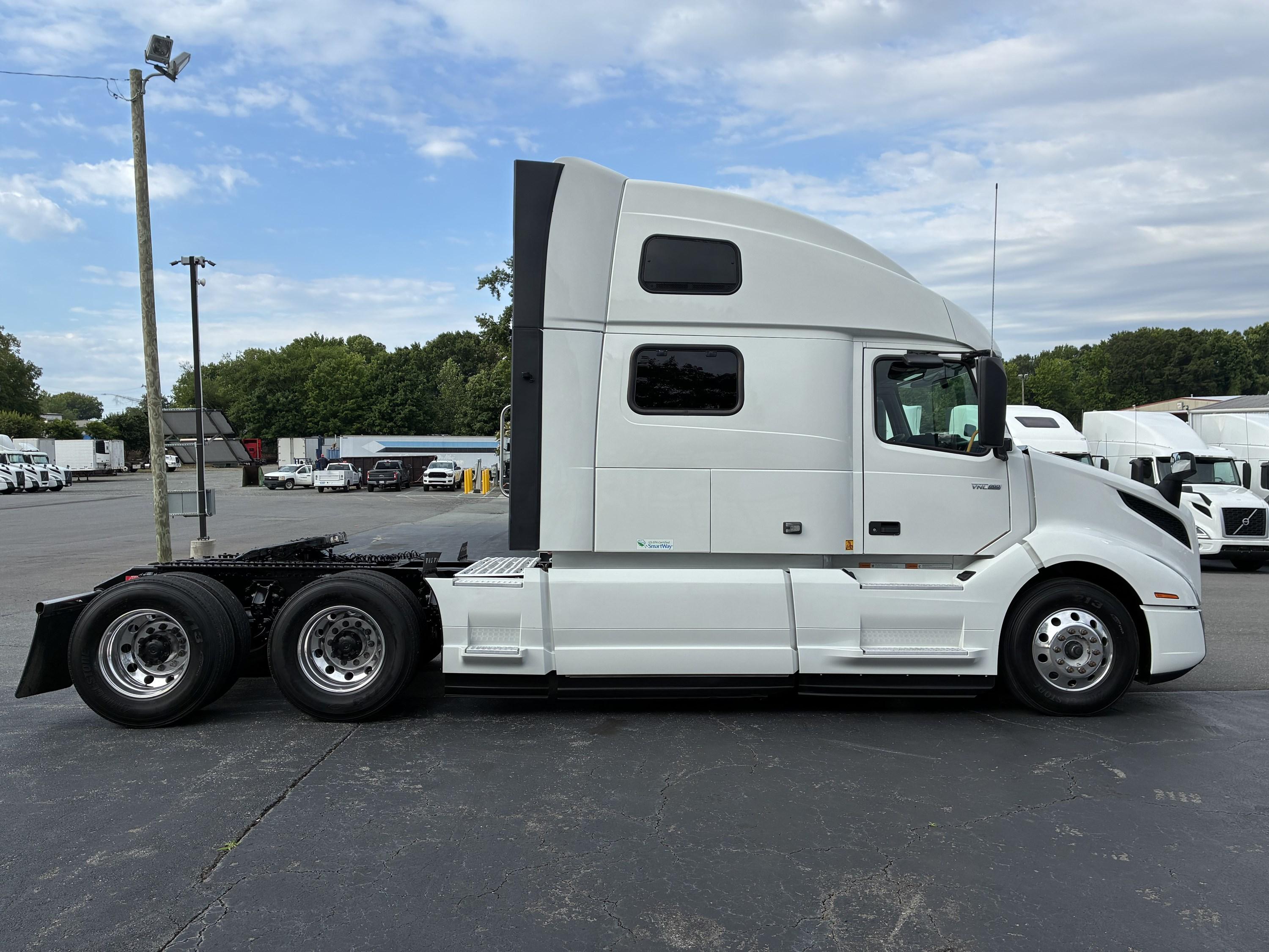 2025 Volvo VNL 860 in CHARLOTTE, NC — photo 7