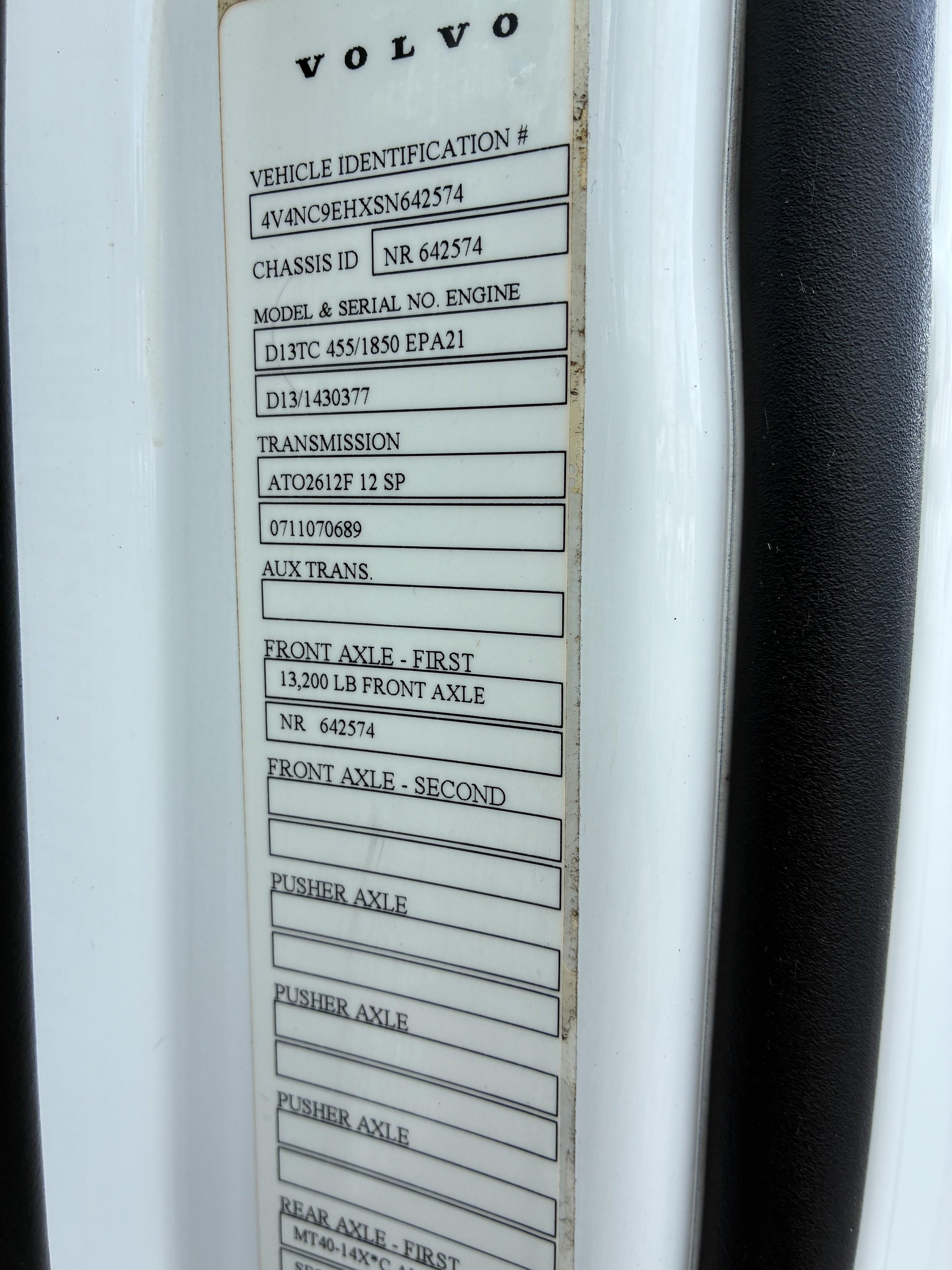 2025 Volvo VNL 860 in CHARLOTTE, NC — photo 8
