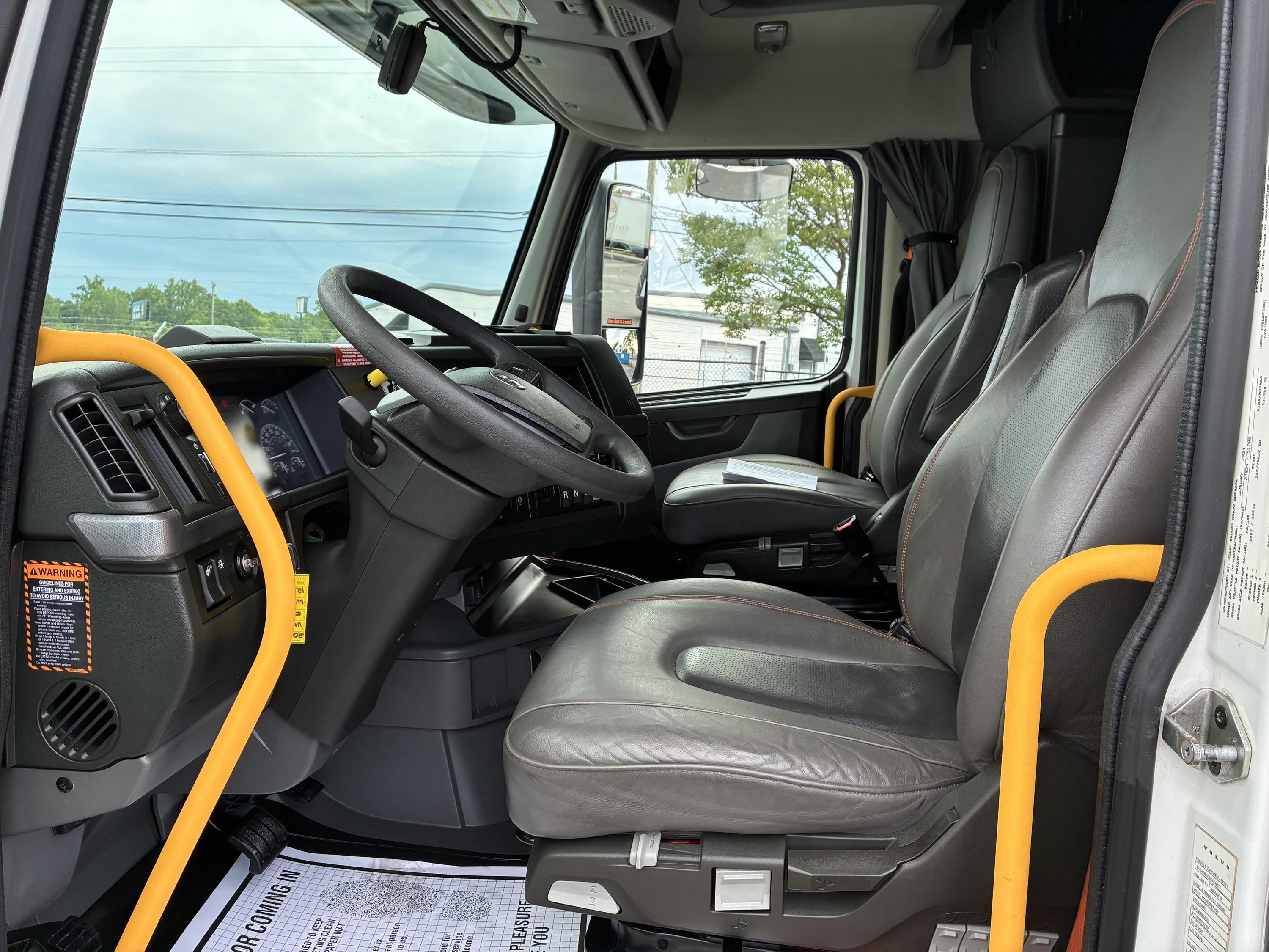 2025 Volvo VNL 860 in CHARLOTTE, NC — photo 9