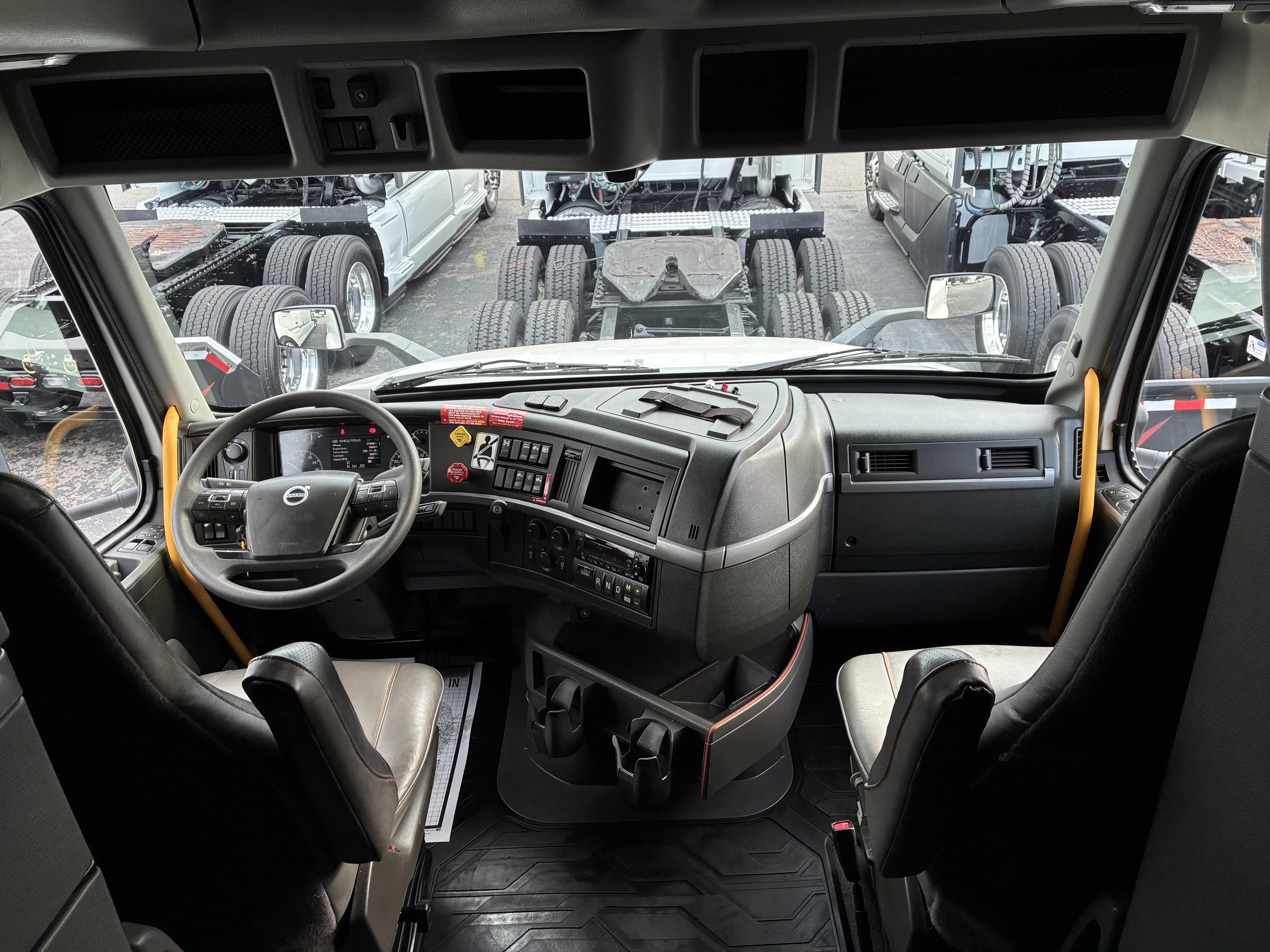 2025 Volvo VNL 860 in CHARLOTTE, NC — photo 10