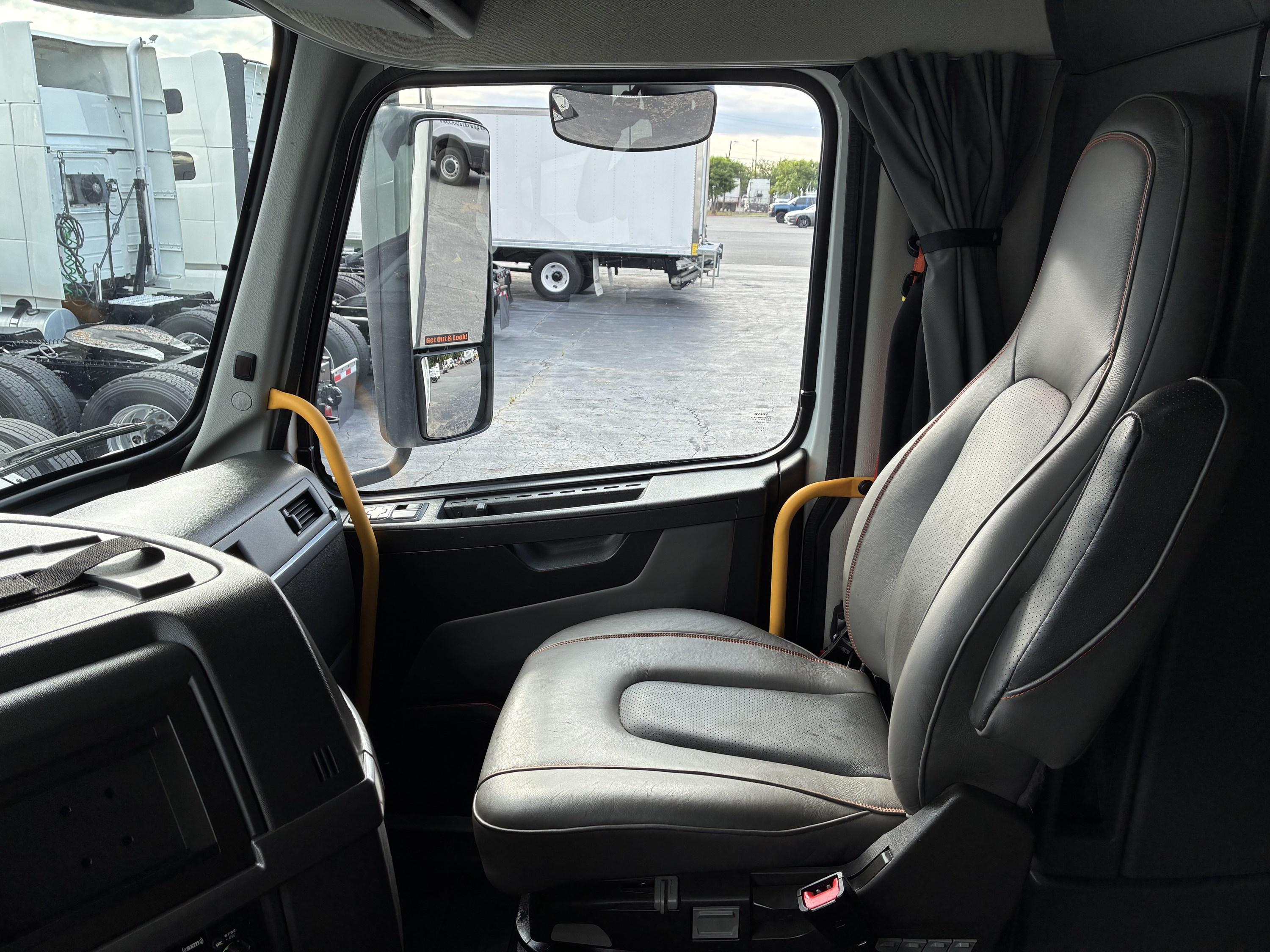 2025 Volvo VNL 860 in CHARLOTTE, NC — photo 11