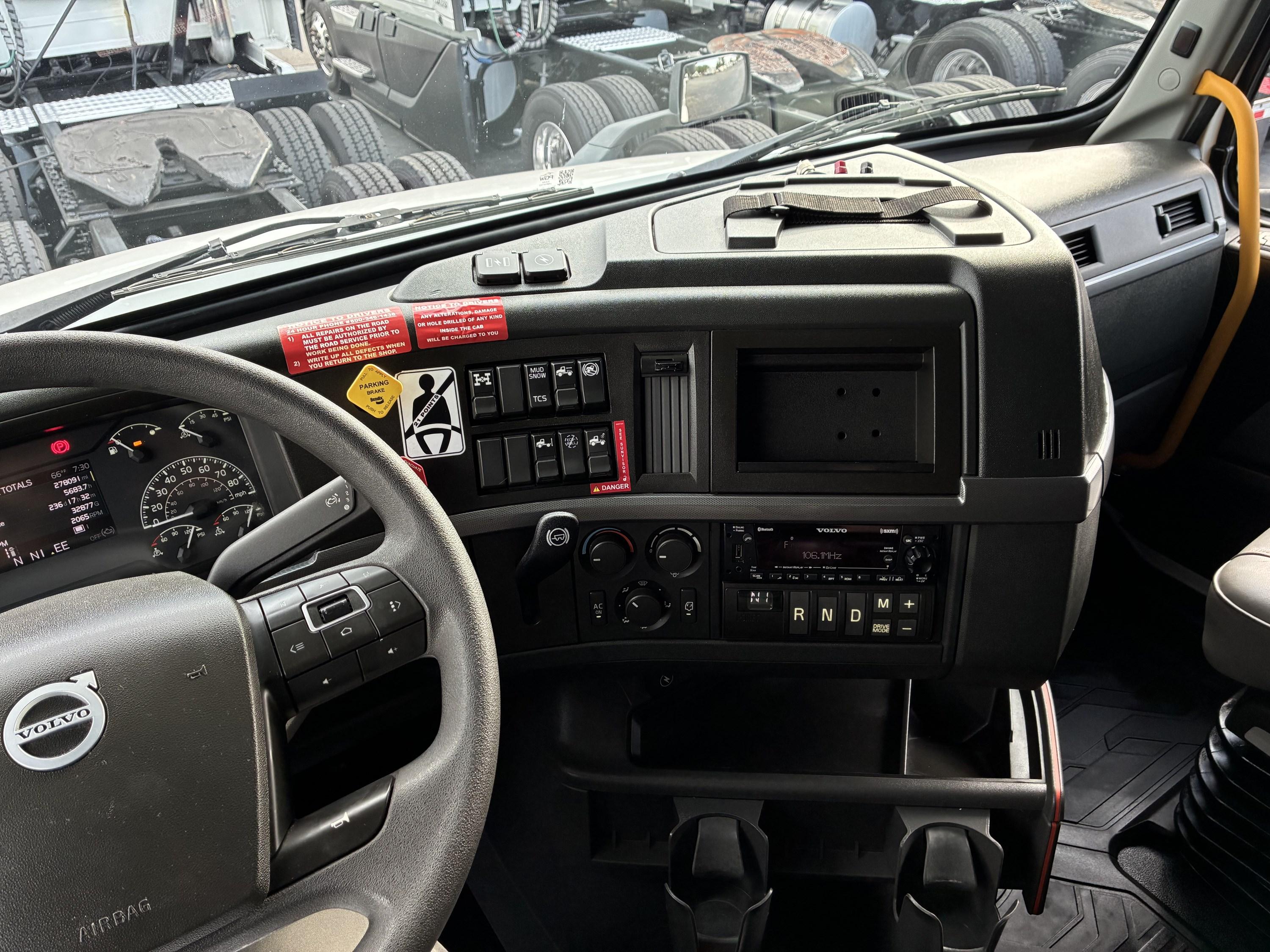2025 Volvo VNL 860 in CHARLOTTE, NC — photo 14