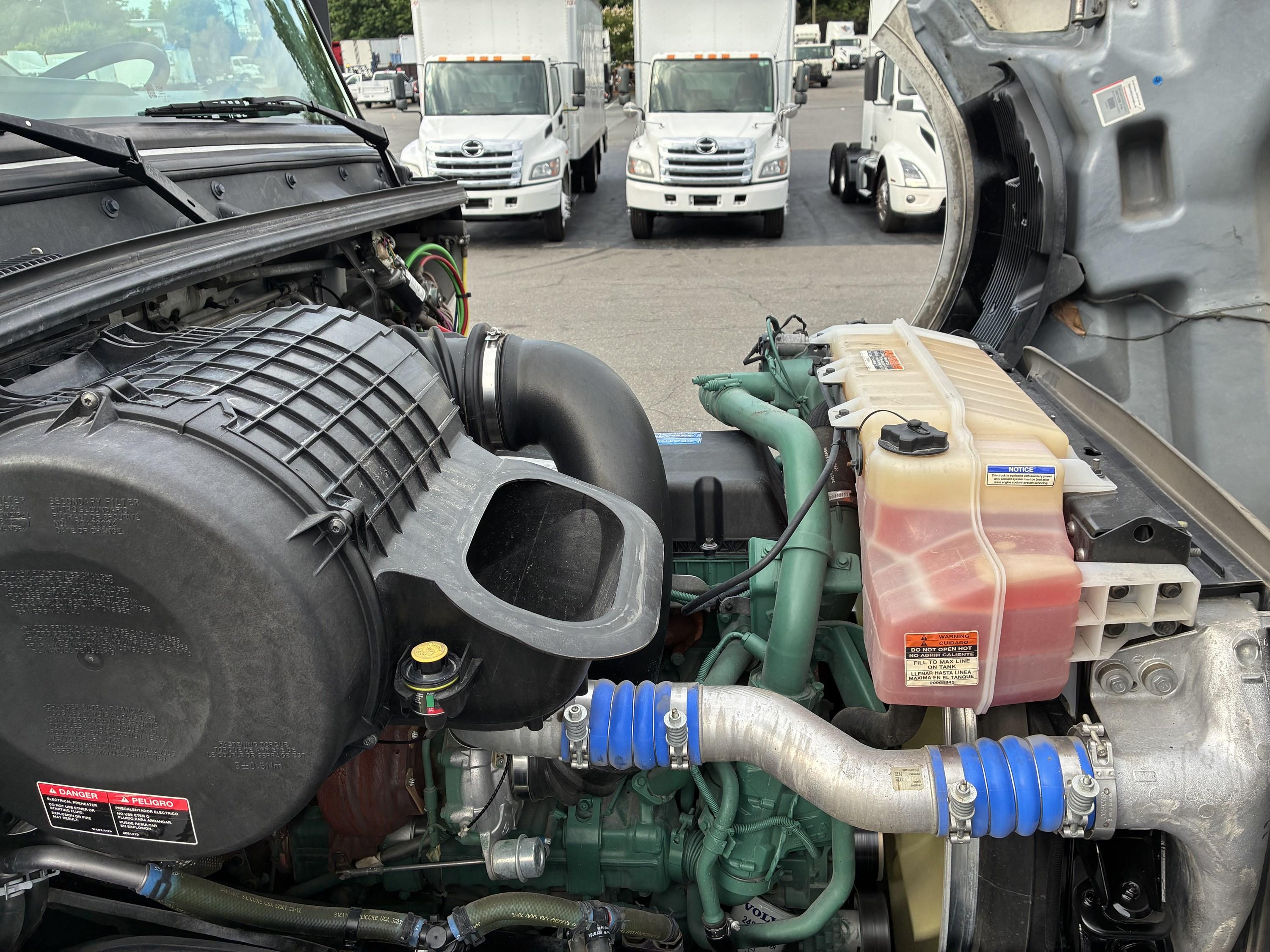 2025 Volvo VNL 860 in CHARLOTTE, NC — photo 16
