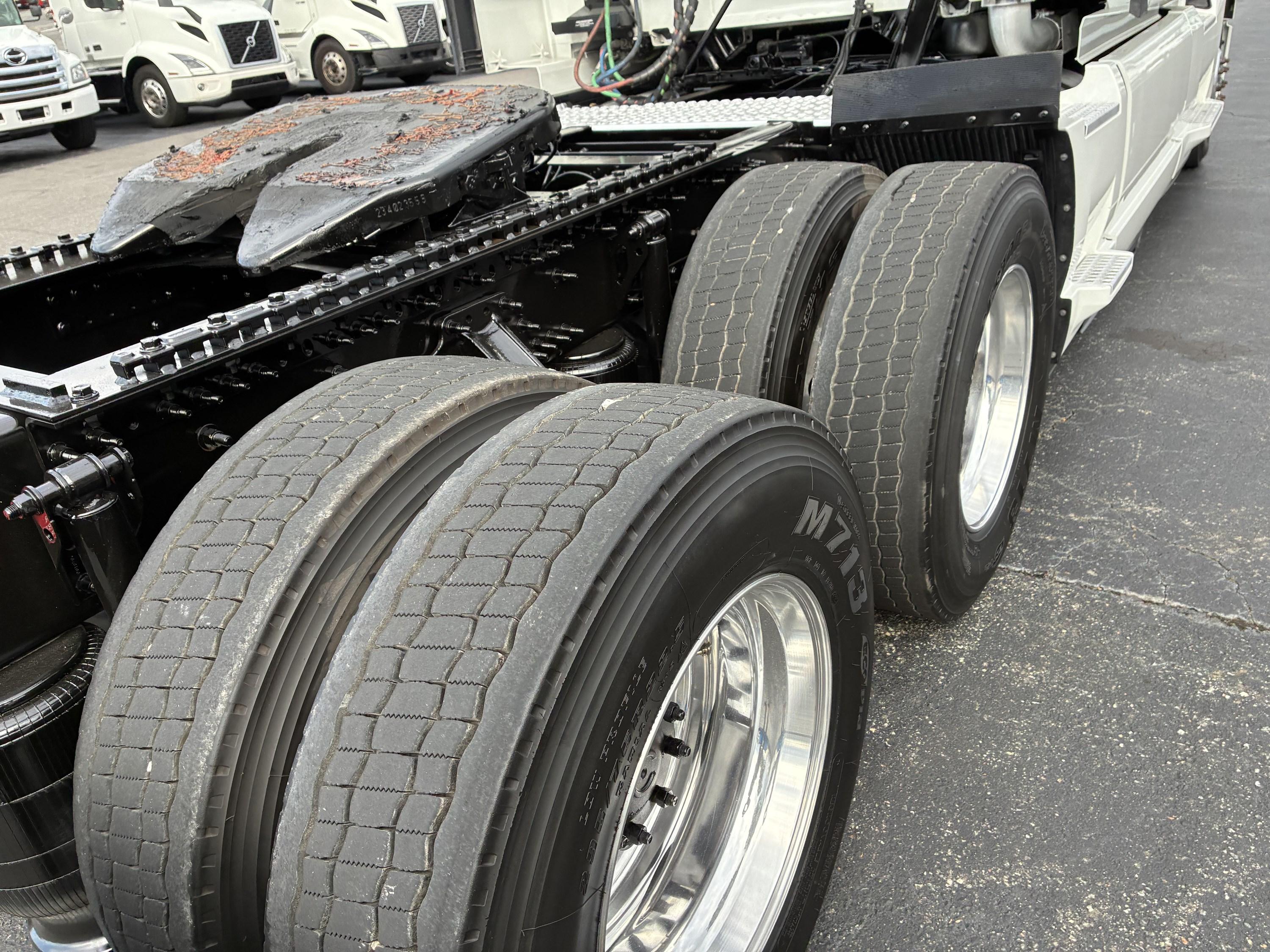 2025 Volvo VNL 860 in CHARLOTTE, NC — photo 17