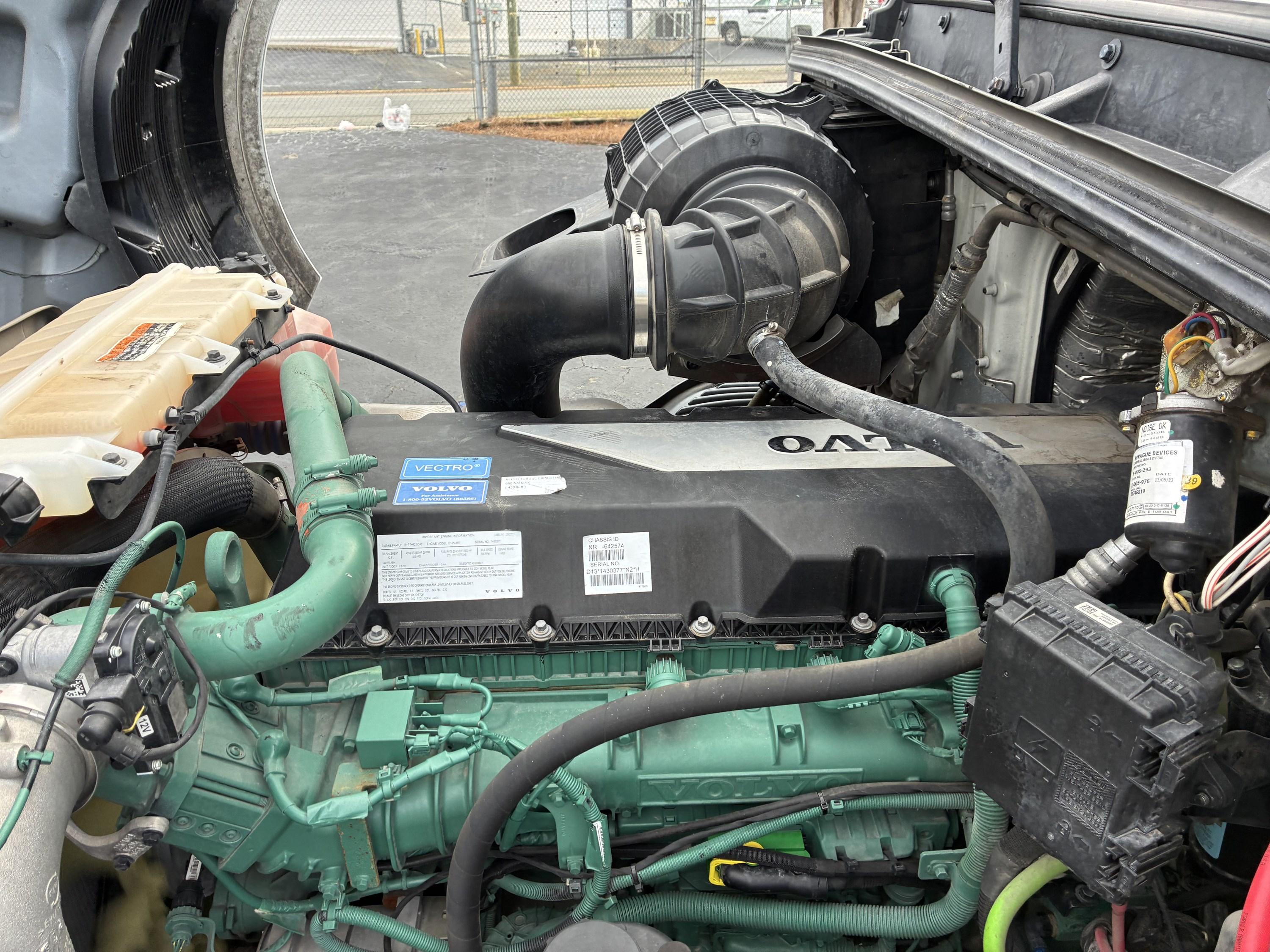 2025 Volvo VNL 860 in CHARLOTTE, NC — photo 18