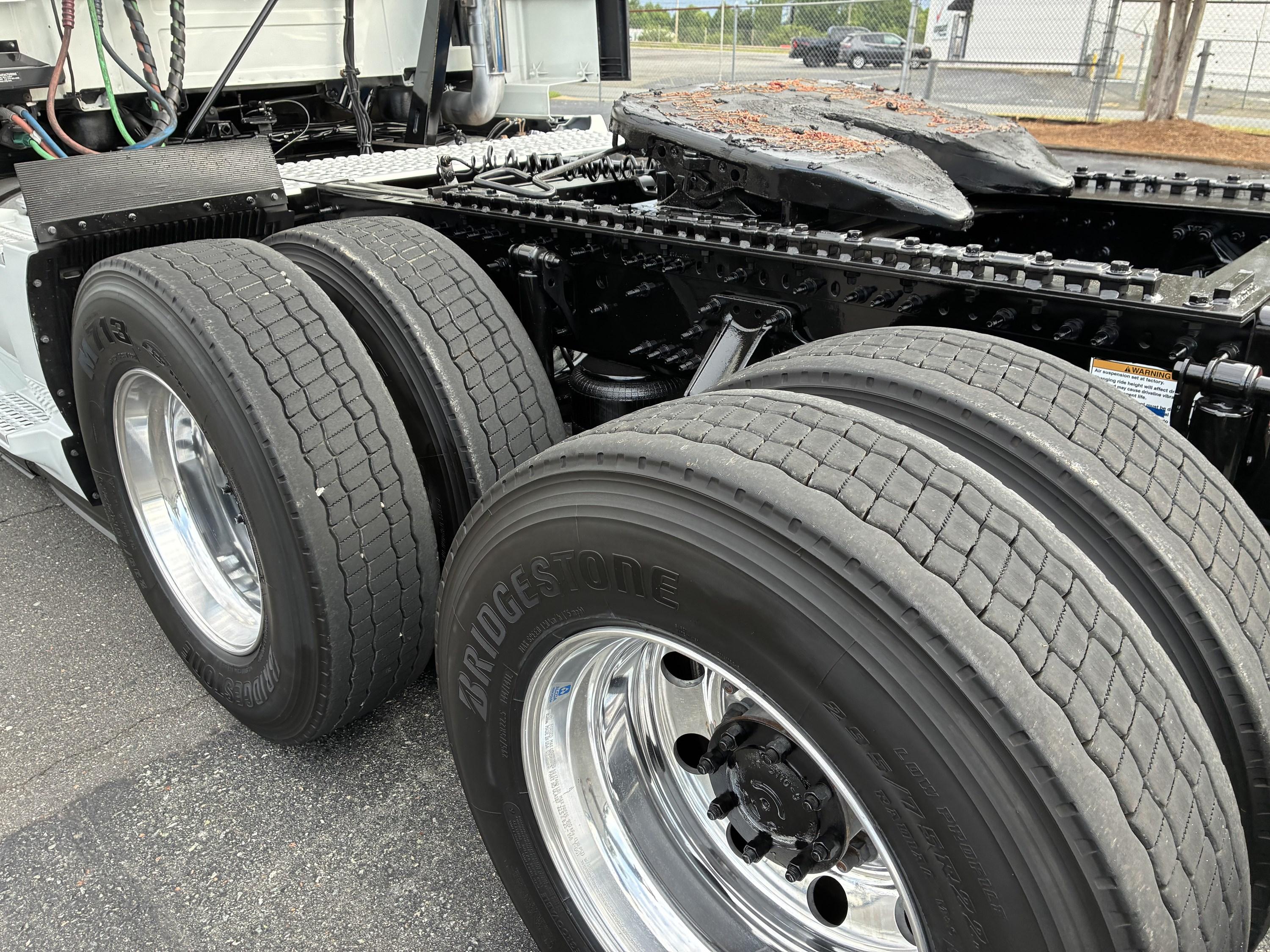 2025 Volvo VNL 860 in CHARLOTTE, NC — photo 19