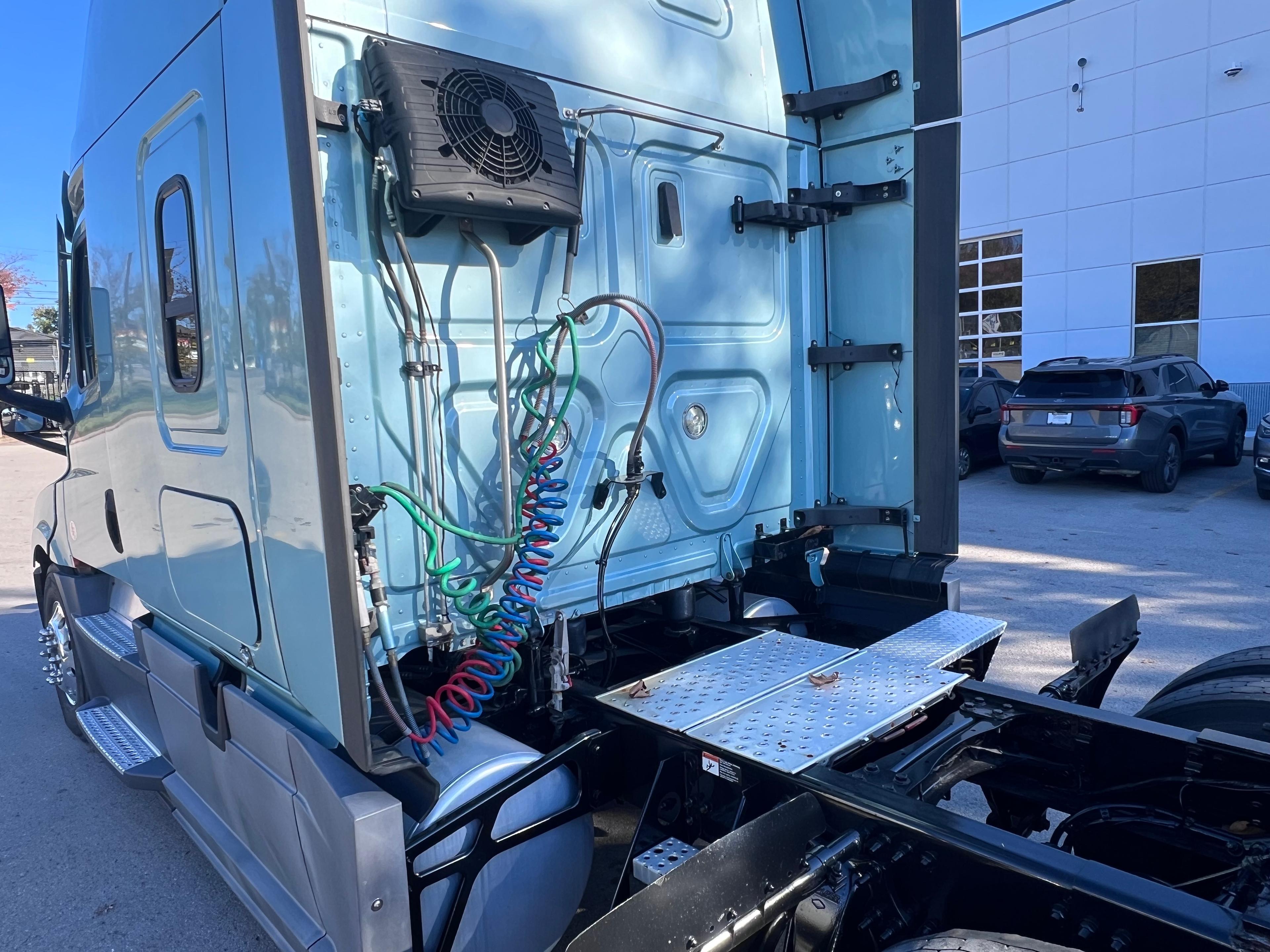 2021 Freightliner Cascadia in Nashville Isuzu, TN — photo 3