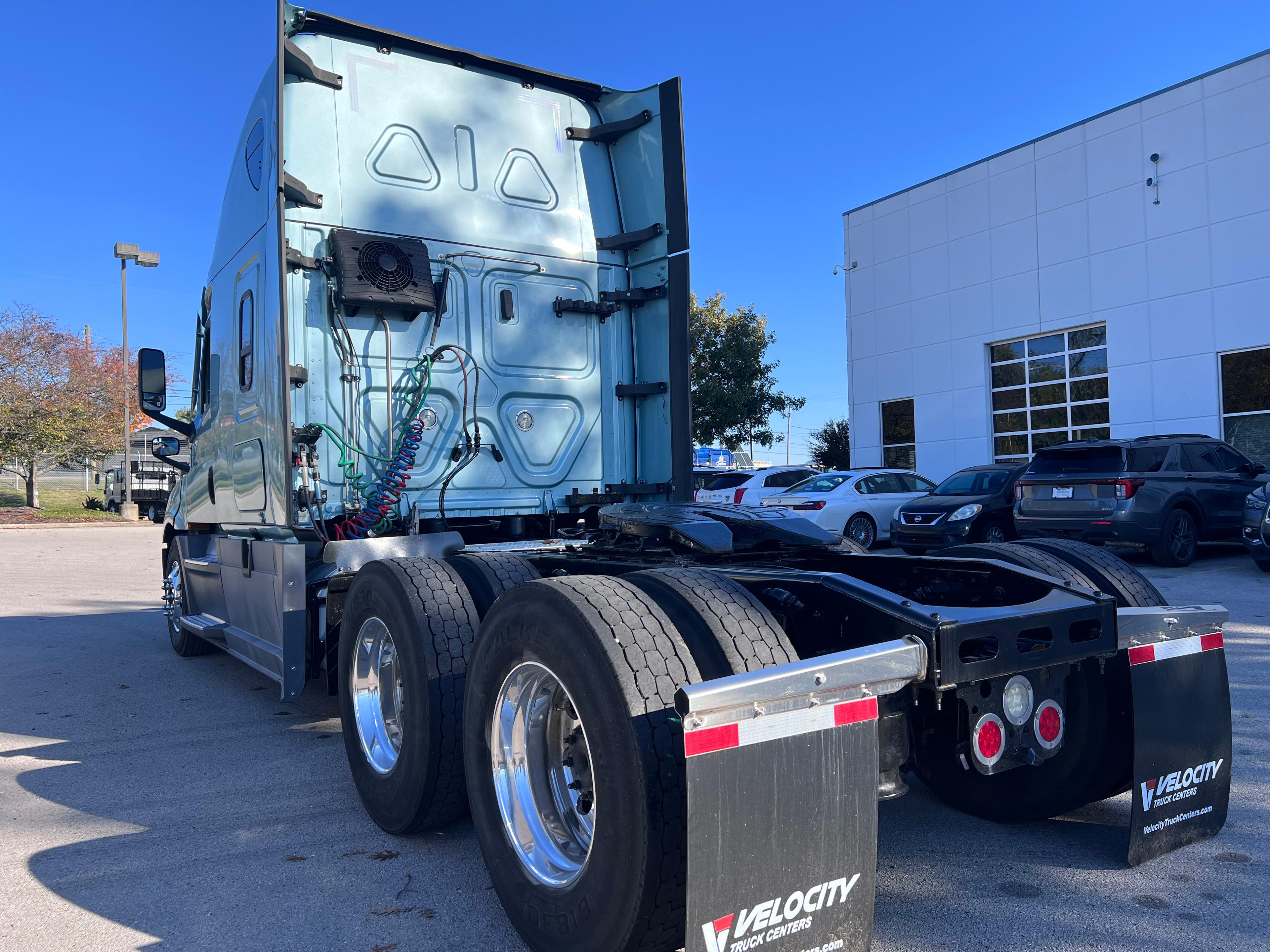 2021 Freightliner Cascadia in Nashville Isuzu, TN — photo 4