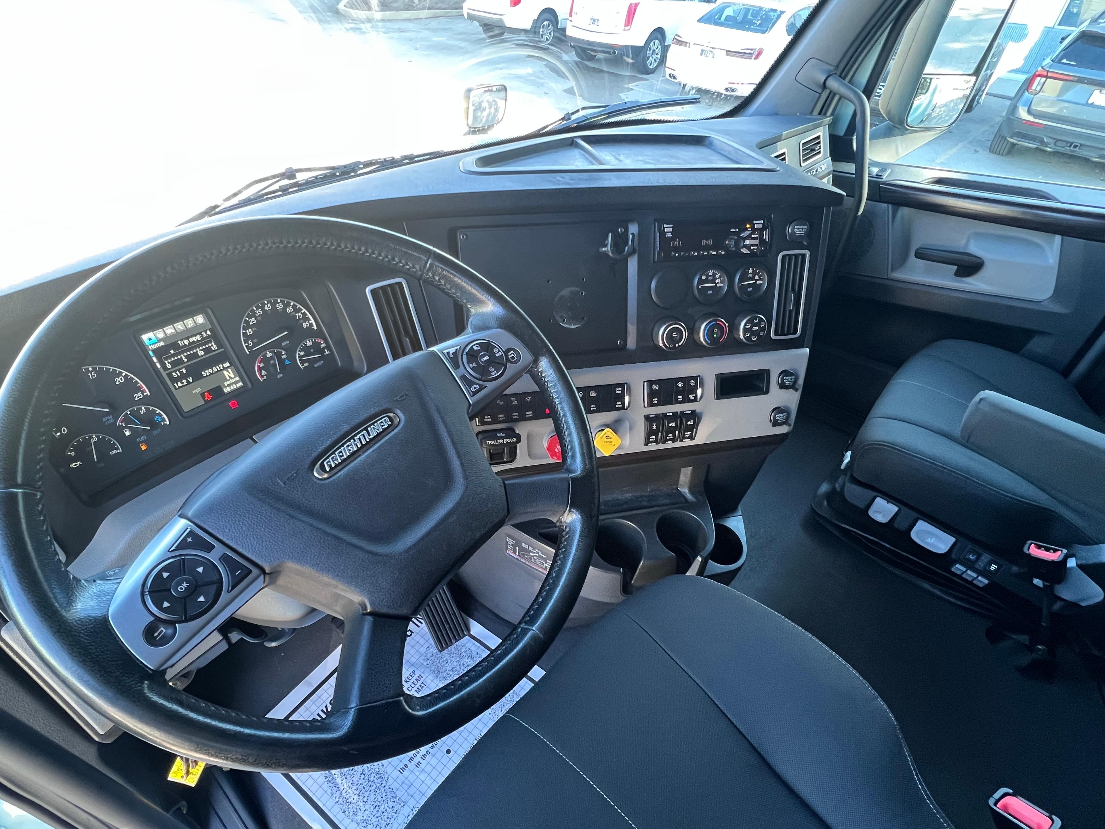 2021 Freightliner Cascadia in Nashville Isuzu, TN — photo 16