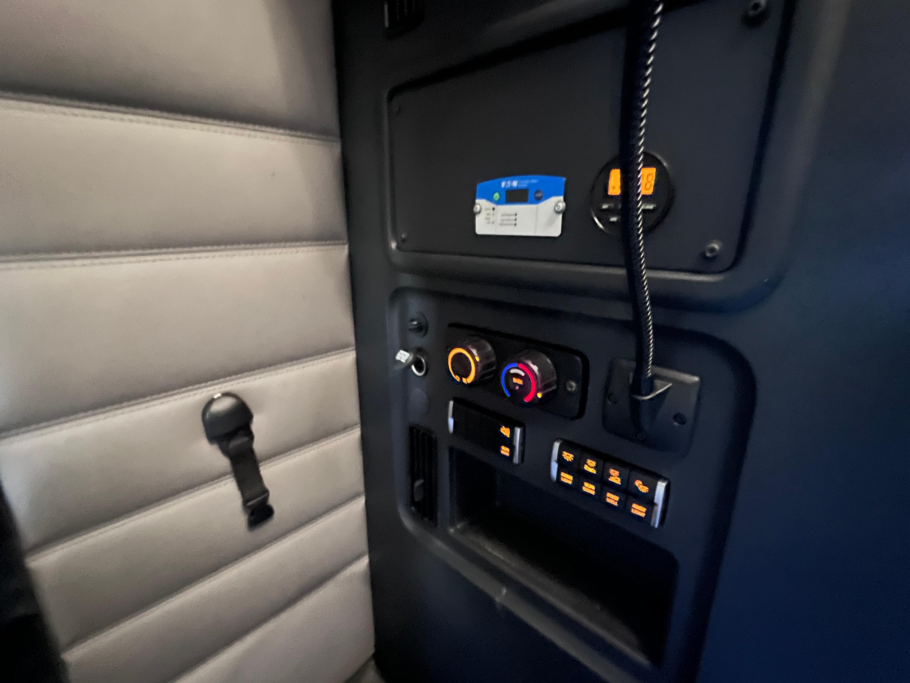 2021 Freightliner Cascadia in Nashville Isuzu, TN — photo 21