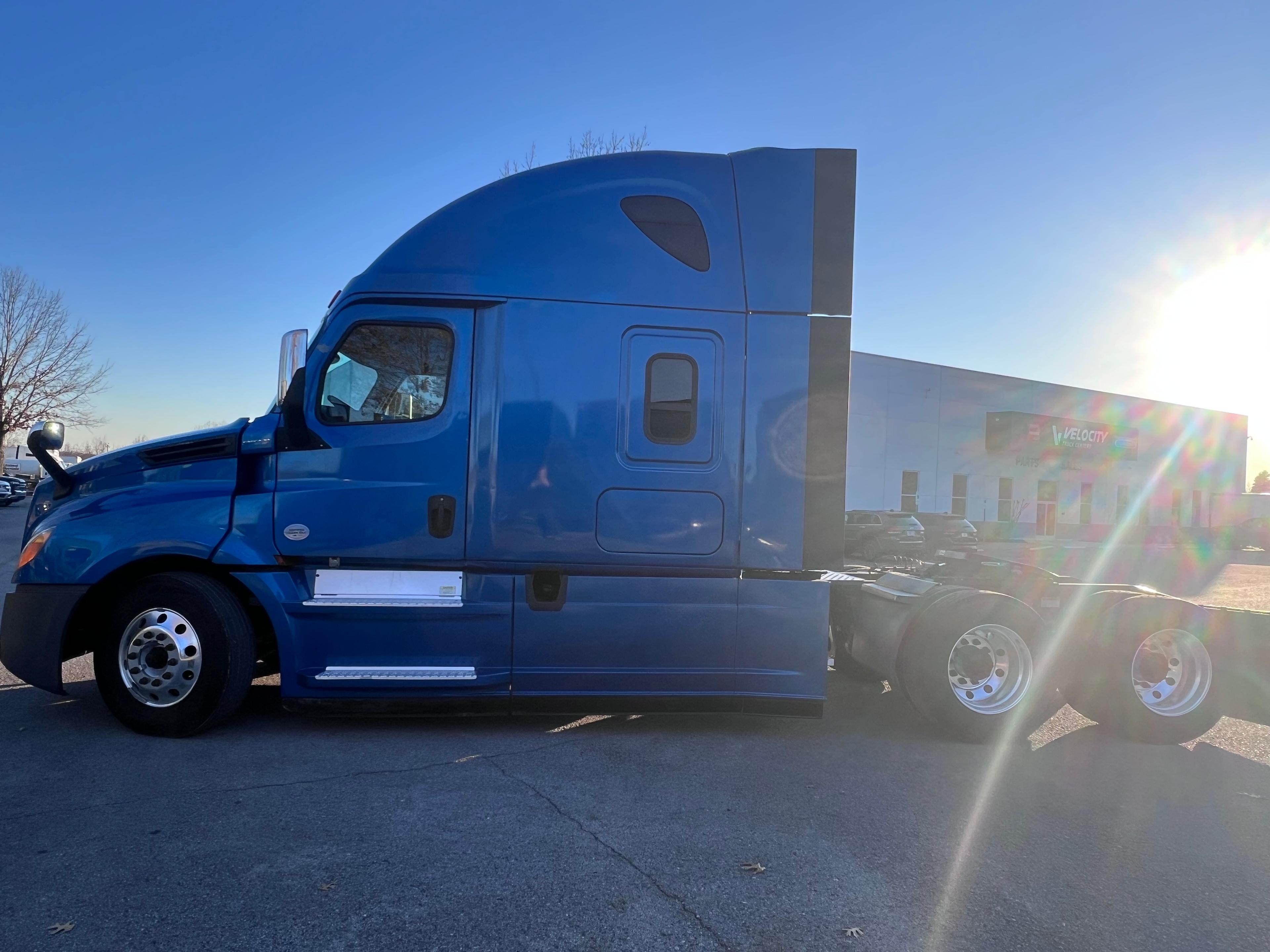 2020 Freightliner Cascadia in Nashville Isuzu, TN — photo 2