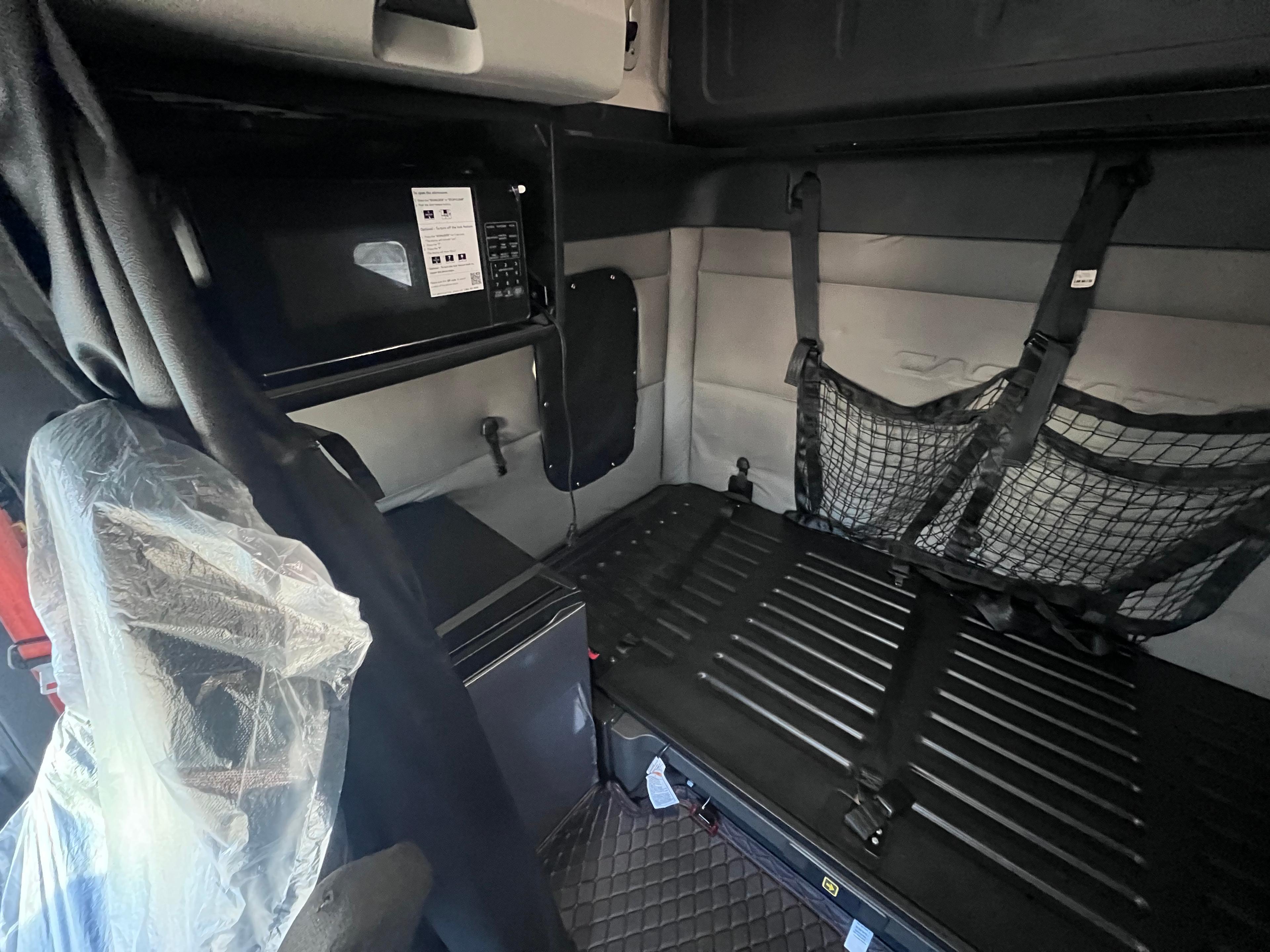2020 Freightliner Cascadia in Nashville Isuzu, TN — photo 14
