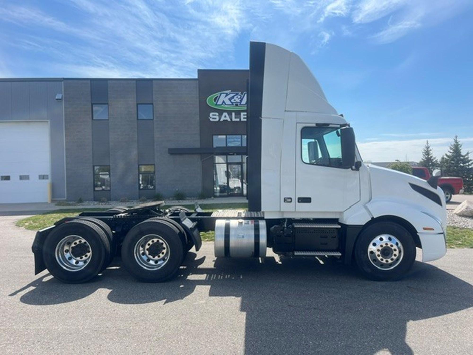 2023 Volvo VNL 860 in MI — photo 8