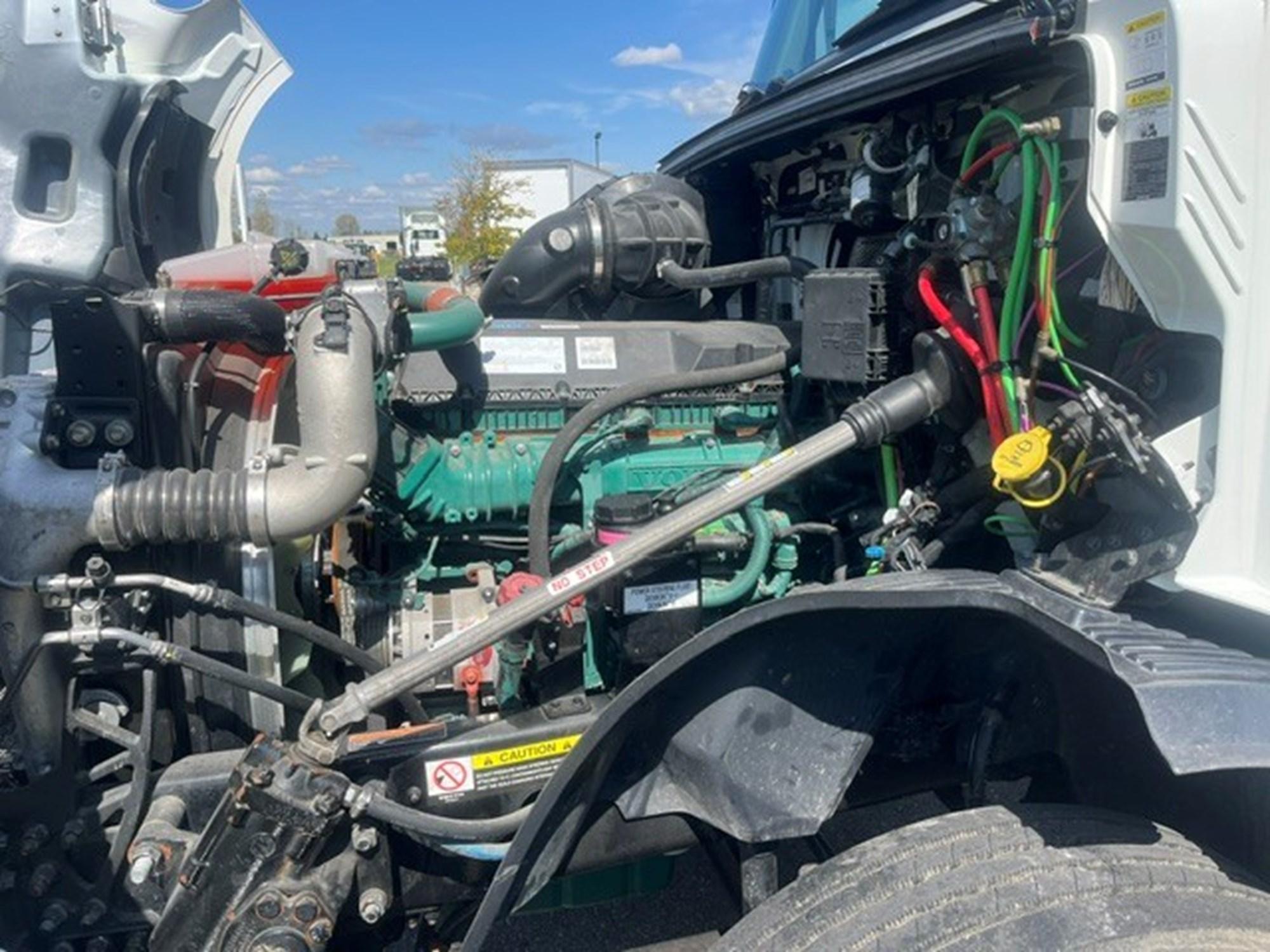 2023 Volvo VNL 860 in MI — photo 10