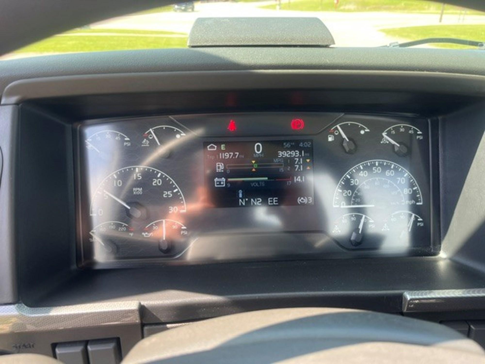 2023 Volvo VNL 860 in MI — photo 11